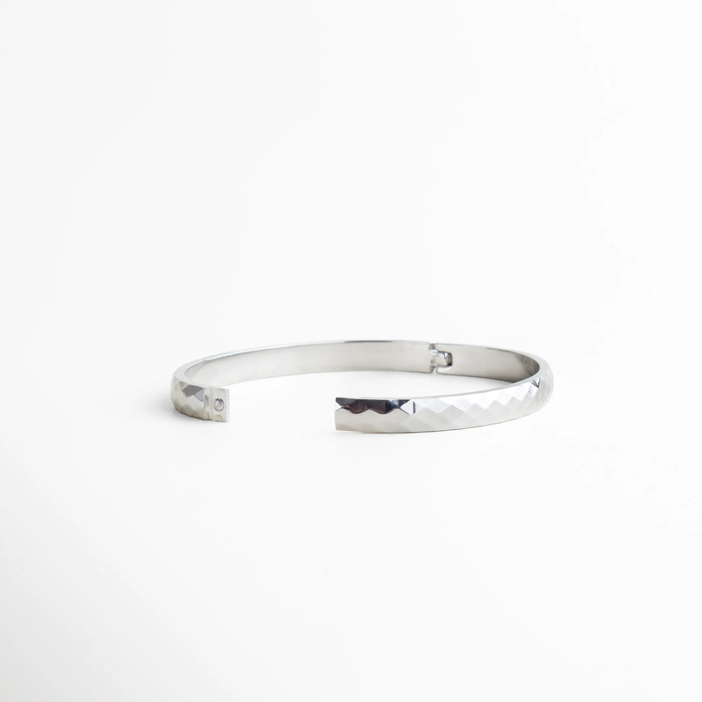 pulsera abierta plateada, perfil interior pulsera, pulsera ligera mujer, joyería minimal elegante, detalle pulsera plateada, accesorios finos, joyería contemporánea