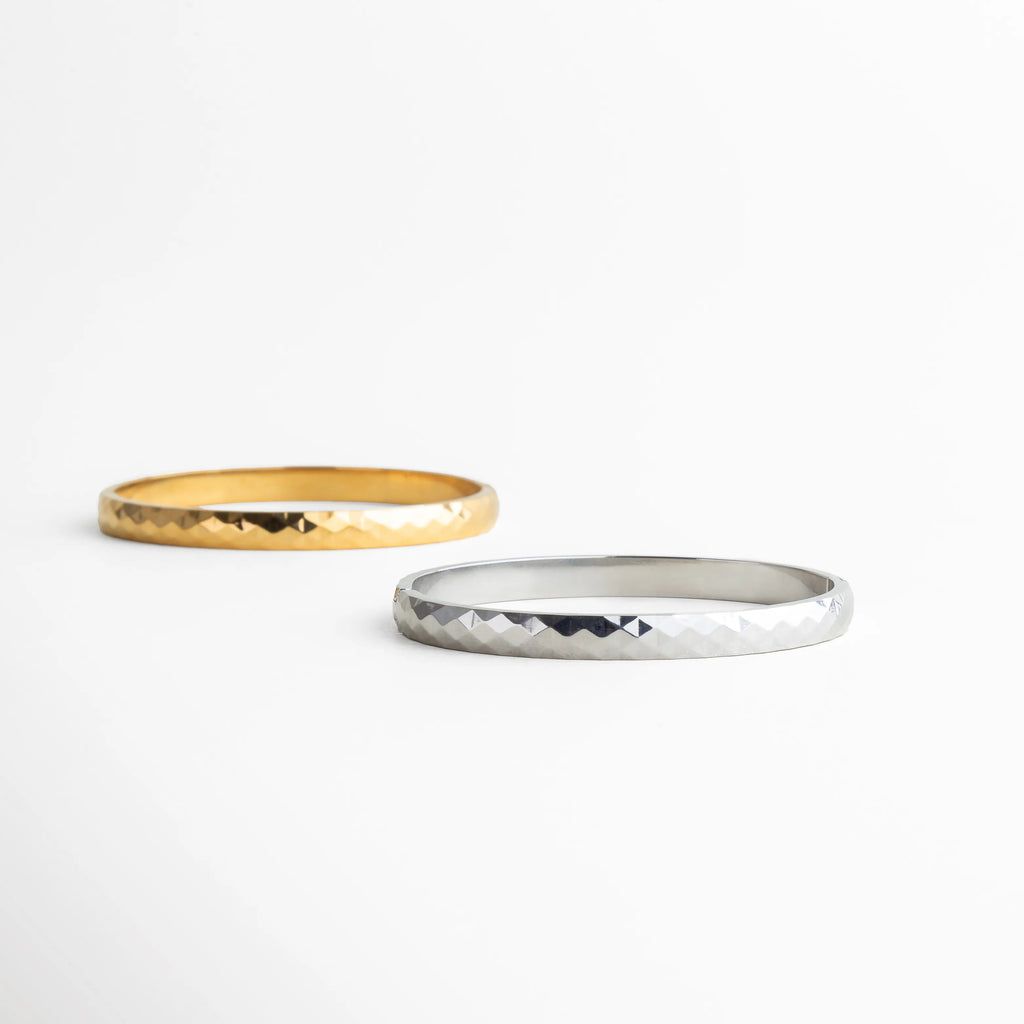 pulsera plateada y dorada, joyería bicolor, pulseras combinables, accesorios minimal, joyería moderna mujer, pulseras básicas elegantes