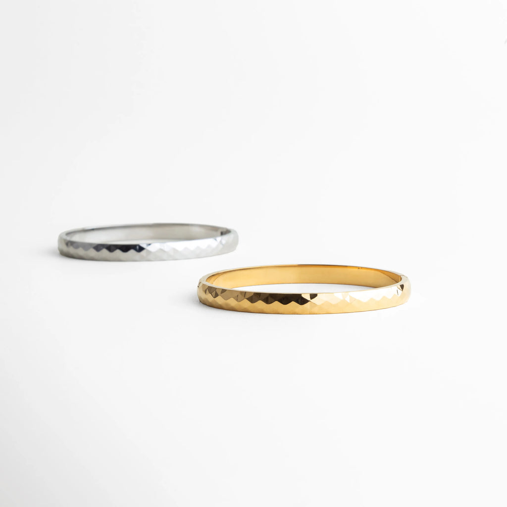 pulsera dorada y plateada, joyería bicolor, pulseras combinables, accesorios minimal, joyería moderna mujer, pulseras básicas elegantes