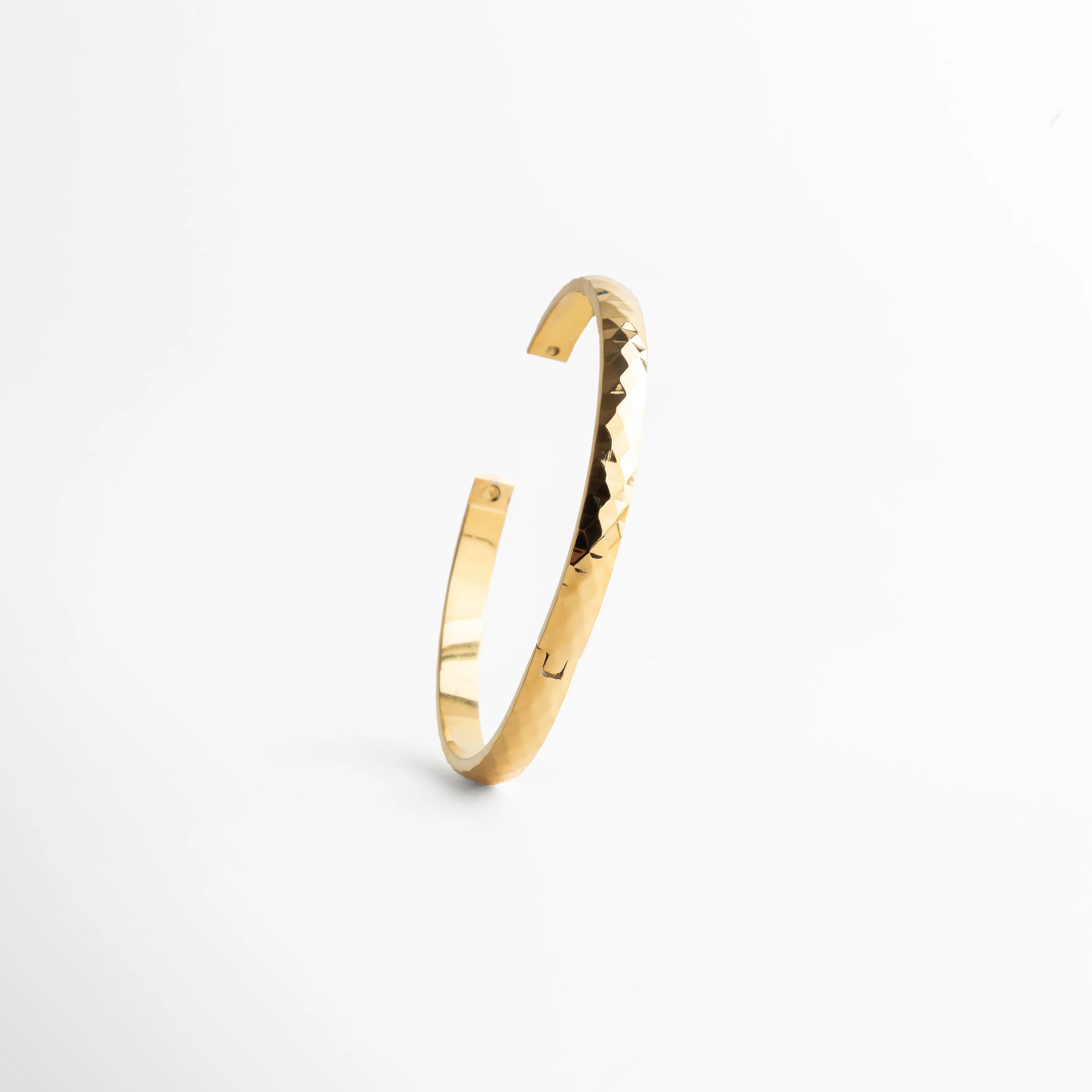 pulsera dorada abierta, perfil interior pulsera, pulsera ligera mujer, joyería minimal elegante, detalle pulsera dorada, accesorios finos, joyería contemporánea