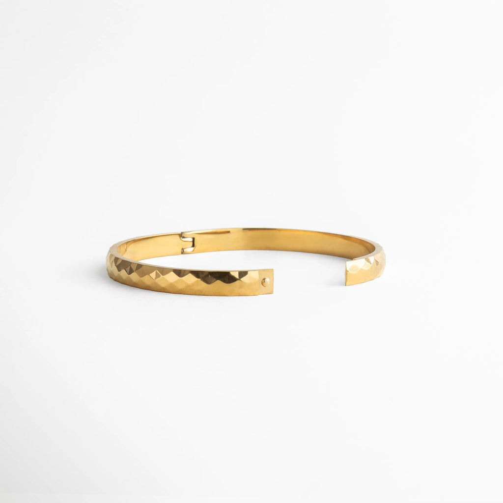 pulsera dorada clásica, pulsera minimal diaria, joyería fina dorada, pulsera sencilla elegante, accesorios básicos premium, pulsera versátil mujer