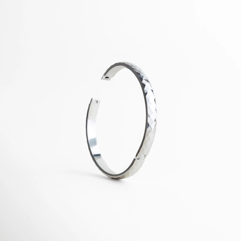 pulsera plateada texturizada, pulsera plateada minimal, joyería plateada elegante, pulsera fina mujer, accesorios plateados sofisticados, pulsera moderna, joyería atemporal, pulsera diaria