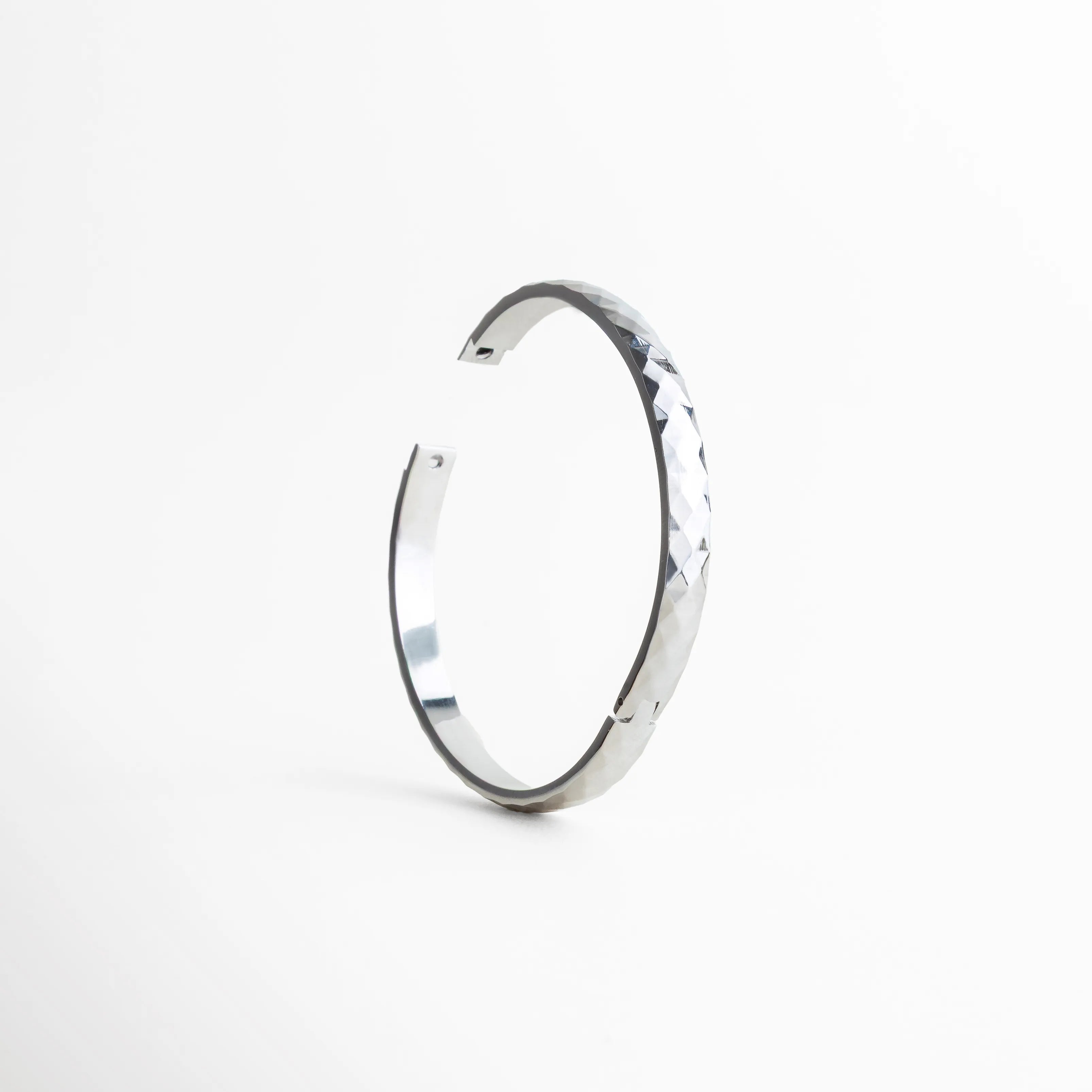 pulsera plateada texturizada, pulsera plateada minimal, joyería plateada elegante, pulsera fina mujer, accesorios plateados sofisticados, pulsera moderna, joyería atemporal, pulsera diaria