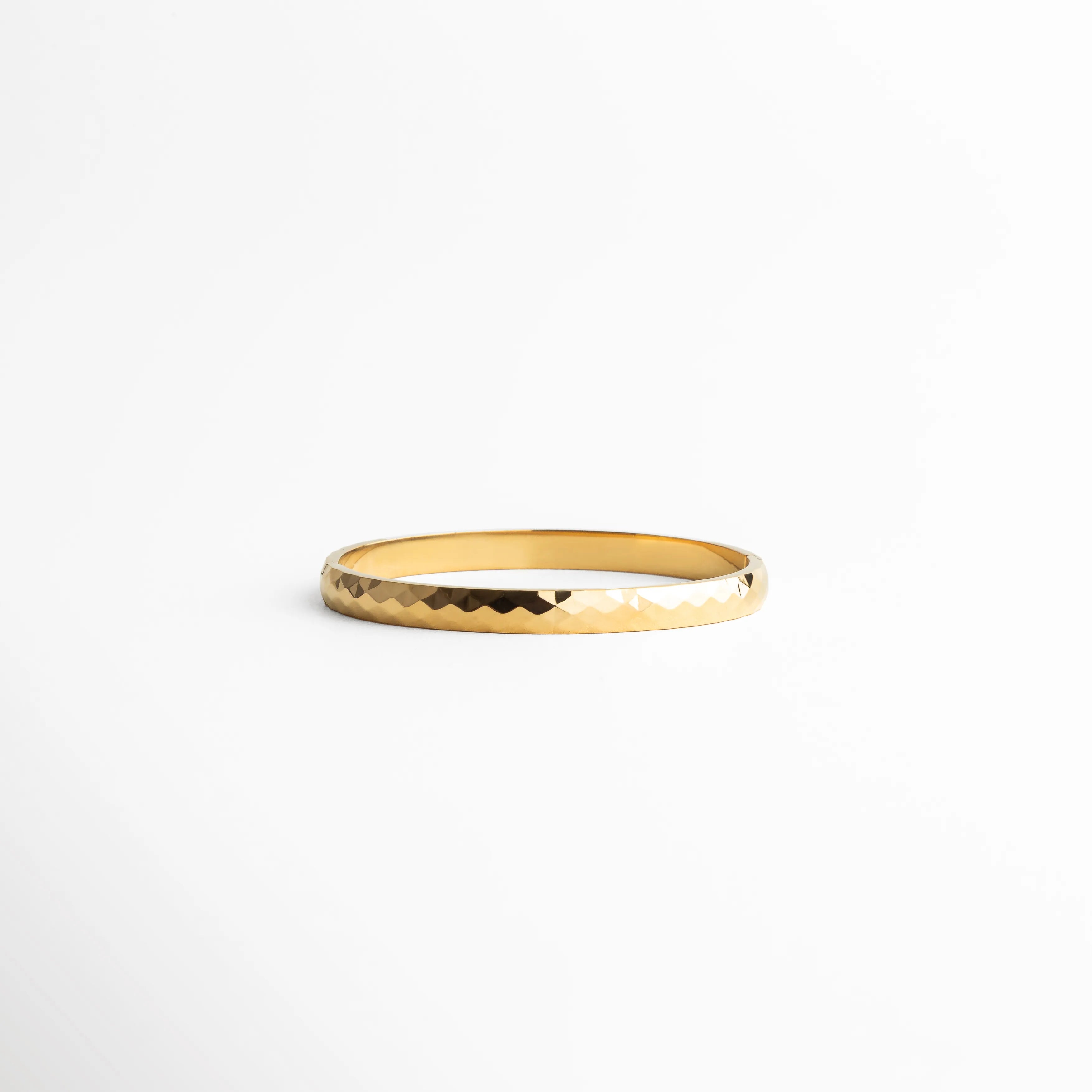 pulsera dorada texturizada, pulsera fina dorada, joyería dorada elegante, pulsera minimal mujer, accesorios dorados sofisticados, pulsera moderna, joyería atemporal, pulsera diaria