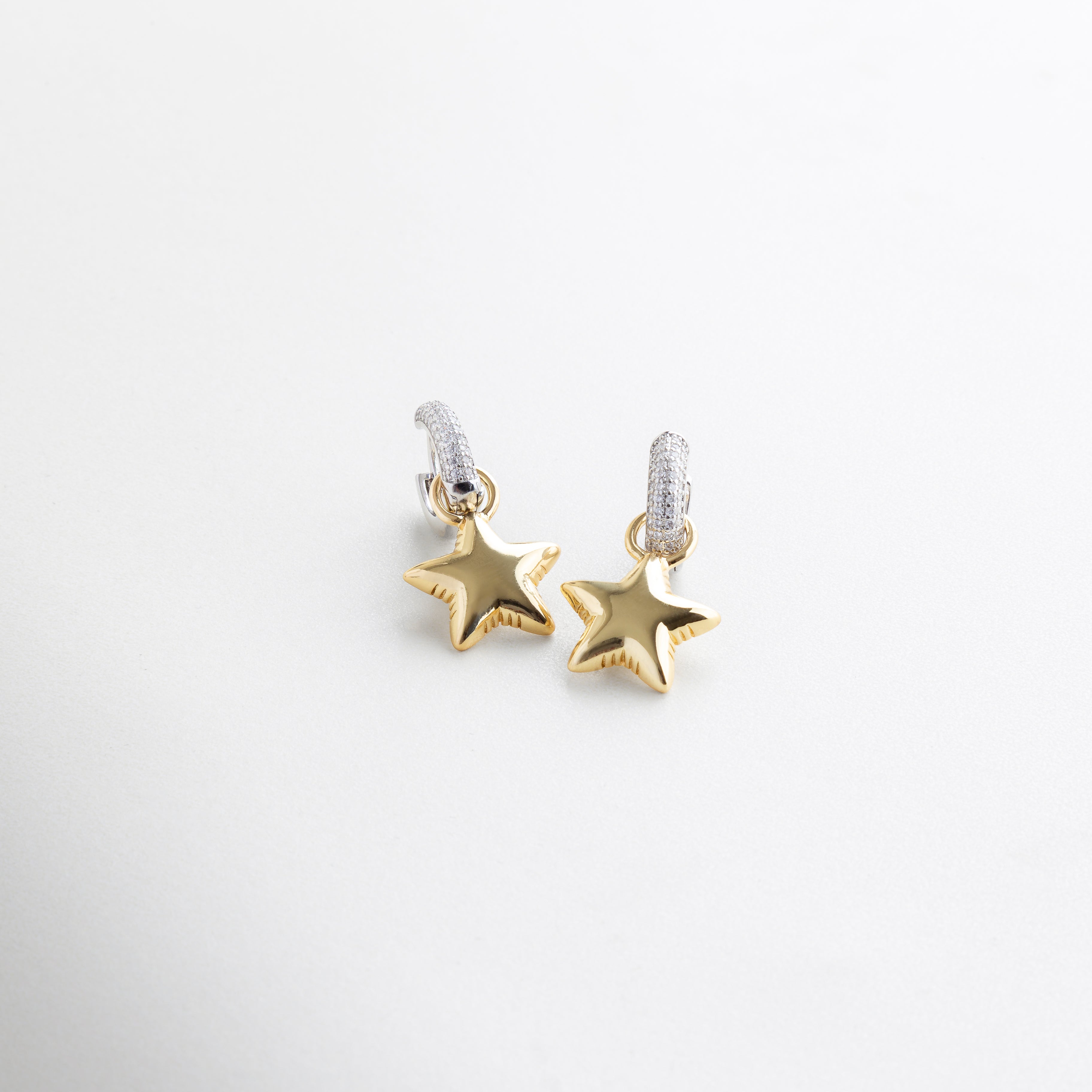 Arete de estrella colgante visto en ángulo, Arracadas doradas con dije móvil de estrella, Movimiento y forma del Frodita Star Hoop desde lateral, Estilo celestial en aretes dorados con estrellas
