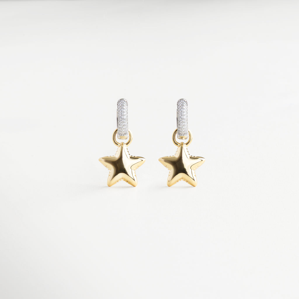 Aretes dorados con estrellas colgantes y zirconias, Arracadas con estrellas y cristales en tono dorado, Aretes modernos con dije de estrella y brillo elegante, Frodita Star Hoops con diseño etéreo y sofisticado