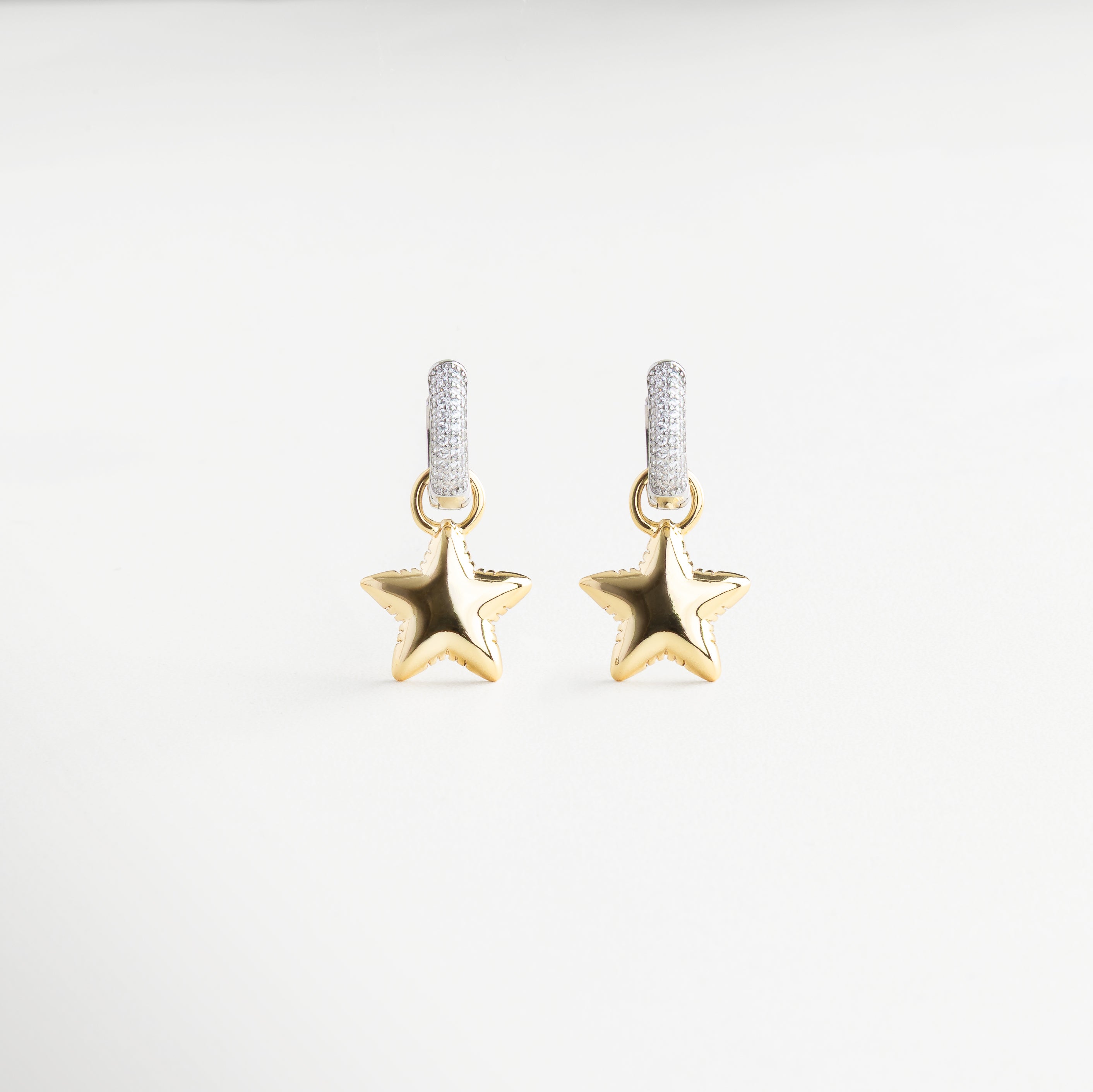 Aretes dorados con estrellas colgantes y zirconias, Arracadas con estrellas y cristales en tono dorado, Aretes modernos con dije de estrella y brillo elegante, Frodita Star Hoops con diseño etéreo y sofisticado