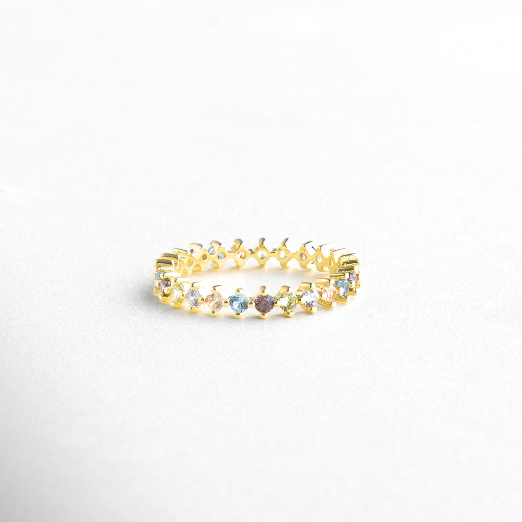 Anillo de plata con zirconias multicolor, Anillo en Plata 925 con piedras de colores, Anillo con circonitas de colores en diseño alegre, Joya de plata con incrustaciones multicolor