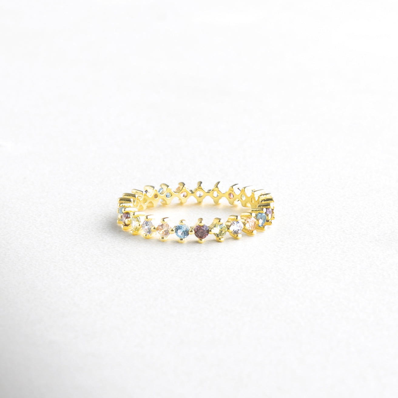 Anillo de plata con zirconias multicolor, Anillo en Plata 925 con piedras de colores, Anillo con circonitas de colores en diseño alegre, Joya de plata con incrustaciones multicolor