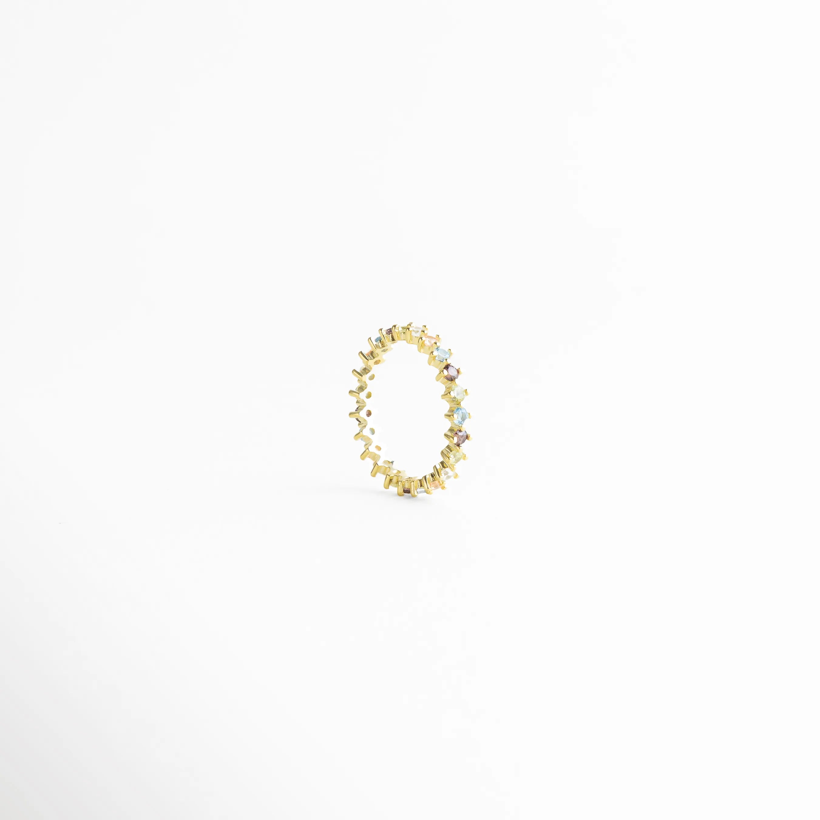 Vista superior del anillo dorado elegante con diseño uniforme y estilo atemporal para joyería femenina.