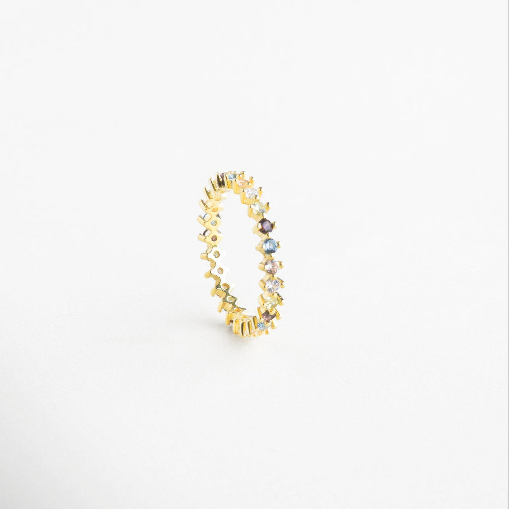 Detalle de zirconias multicolor en anillo de plata, Textura y brillo de piedras en anillo de Plata 925, Incrustaciones coloridas en anillo de plata, Acabado pulido con zirconias multicolor