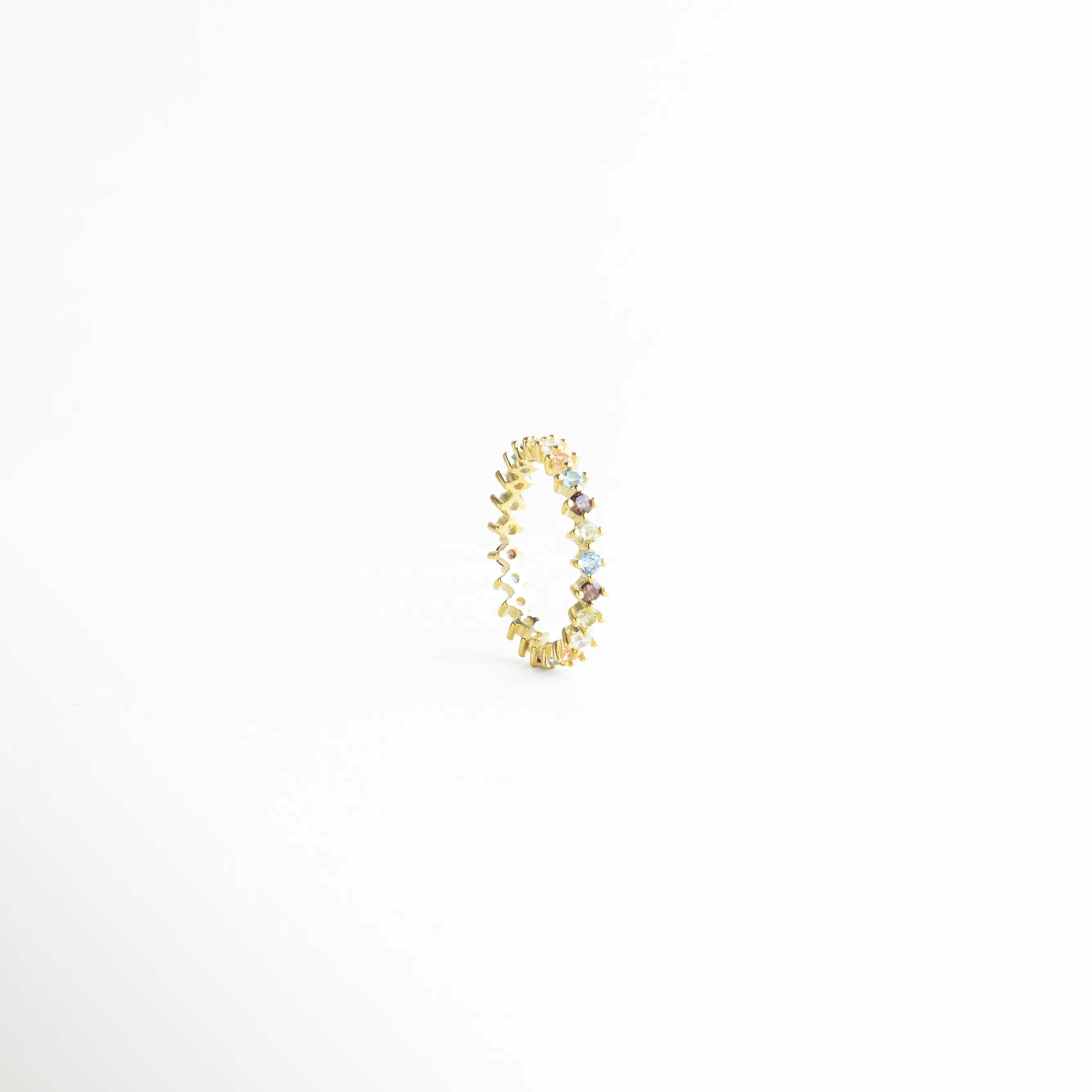 Vista lateral del anillo dorado fino con diseño sutil y detalles delicados que aportan brillo y sofisticación.