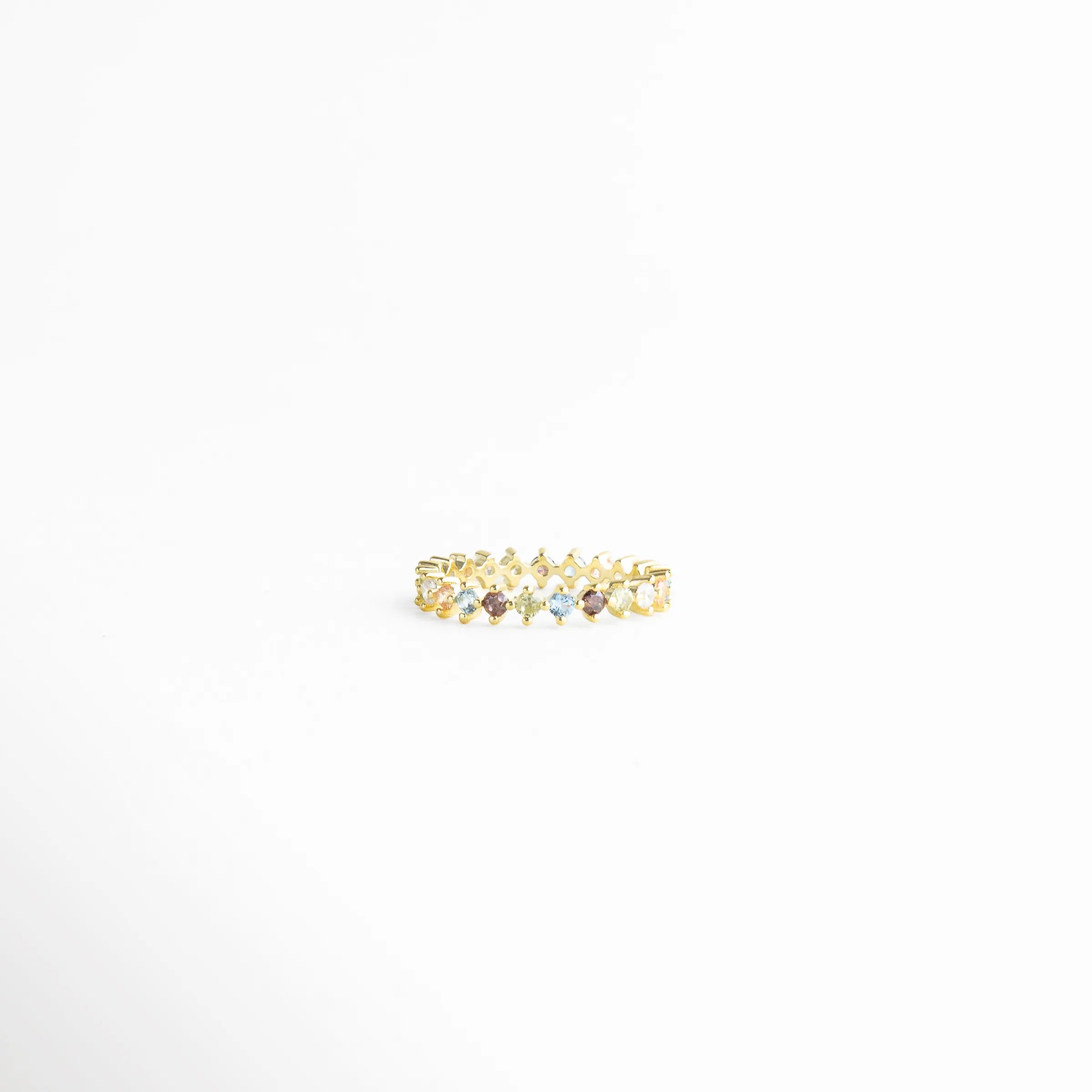 Anillo dorado delicado para mujer con diseño continuo y acabado brillante, estilo elegante y femenino.