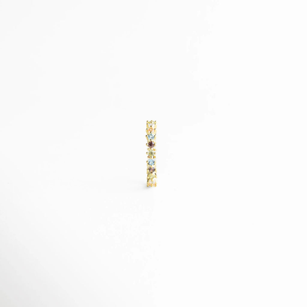 Perfil del anillo dorado minimalista con estructura fina y diseño ligero ideal para combinar con otros anillos.