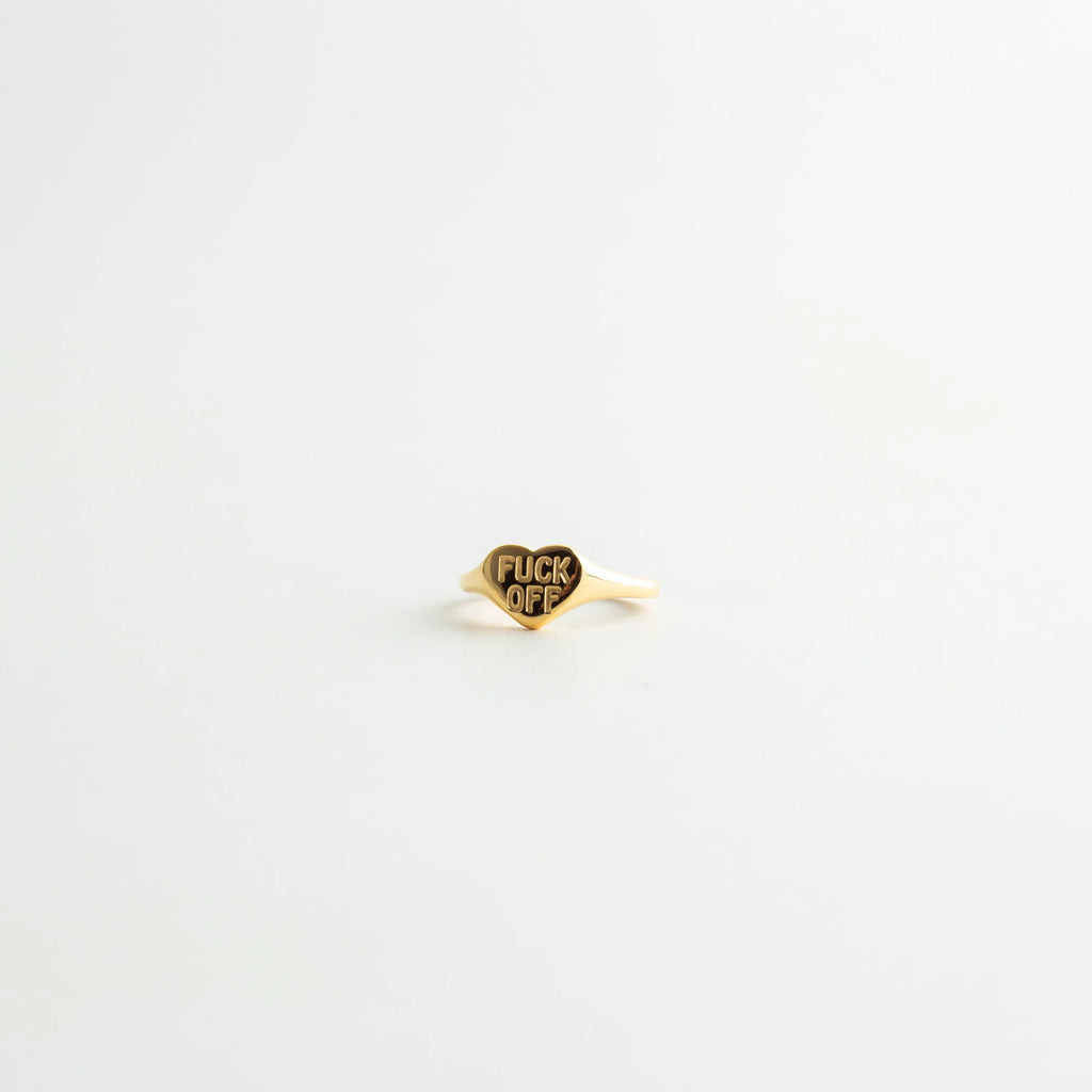 Anillo dorado con grabado Fuck Off y diseño minimalista, Anillo acero inoxidable dorado con mensaje grabado moderno, Anillo pequeño dorado con inscripción irreverente y estilo elegante, Anillo con texto Fuck Off en acabado dorado pulido, Anillo minimalista dorado con mensaje audaz