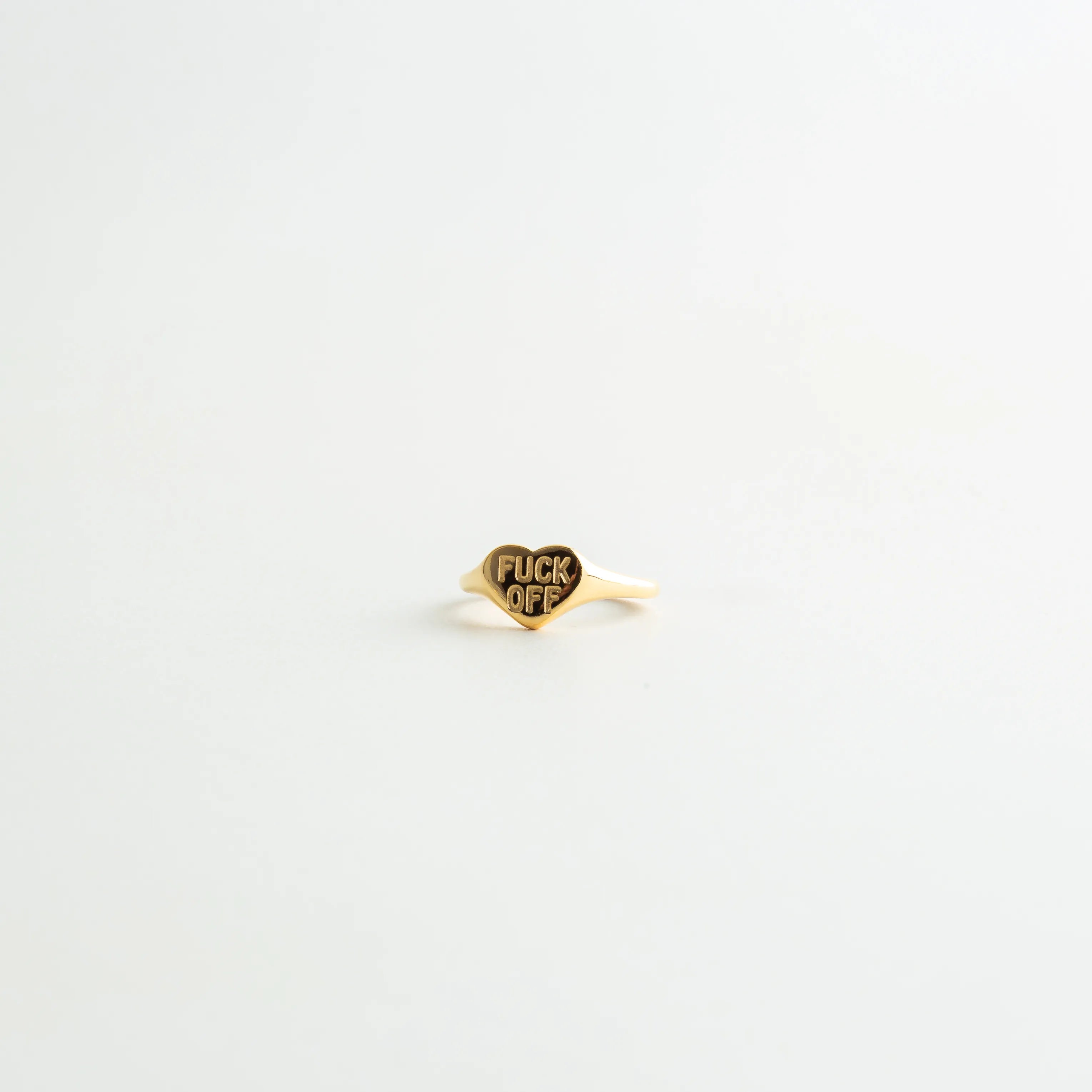 Anillo dorado con grabado Fuck Off y diseño minimalista, Anillo acero inoxidable dorado con mensaje grabado moderno, Anillo pequeño dorado con inscripción irreverente y estilo elegante, Anillo con texto Fuck Off en acabado dorado pulido, Anillo minimalista dorado con mensaje audaz