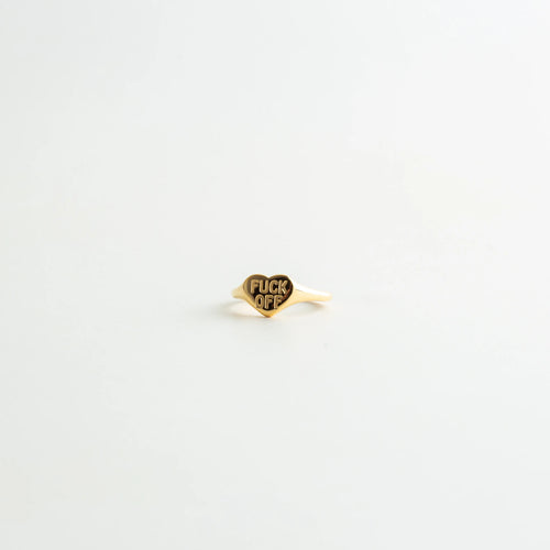 Anillo dorado con grabado Fuck Off y diseño minimalista, Anillo acero inoxidable dorado con mensaje grabado moderno, Anillo pequeño dorado con inscripción irreverente y estilo elegante, Anillo con texto Fuck Off en acabado dorado pulido, Anillo minimalista dorado con mensaje audaz
