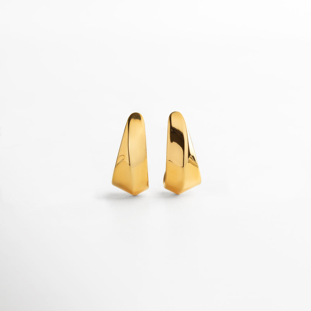 Aretes Mitjana dorados vistos de frente, con diseño alargado y acabado brillante en chapa de oro 18K. Vista frontal de los aretes dorados de 3.5 cm, con forma estilizada y estilo contemporáneo. Aretes largos dorados con estructura simple y elegante, perfectos para uso diario o eventos. Primer plano de los Aretes Mitjana en dorado, con diseño refinado y caída vertical favorecedora.