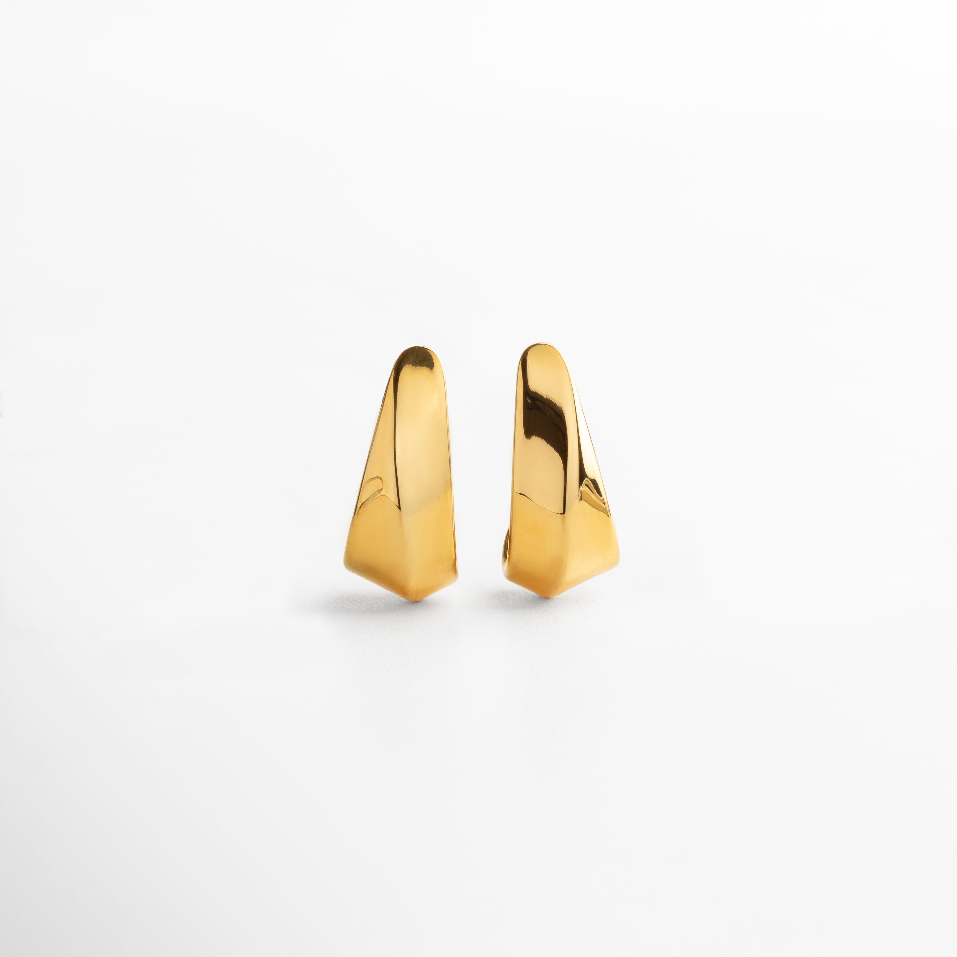 Aretes Mitjana dorados vistos de frente, con diseño alargado y acabado brillante en chapa de oro 18K. Vista frontal de los aretes dorados de 3.5 cm, con forma estilizada y estilo contemporáneo. Aretes largos dorados con estructura simple y elegante, perfectos para uso diario o eventos. Primer plano de los Aretes Mitjana en dorado, con diseño refinado y caída vertical favorecedora.