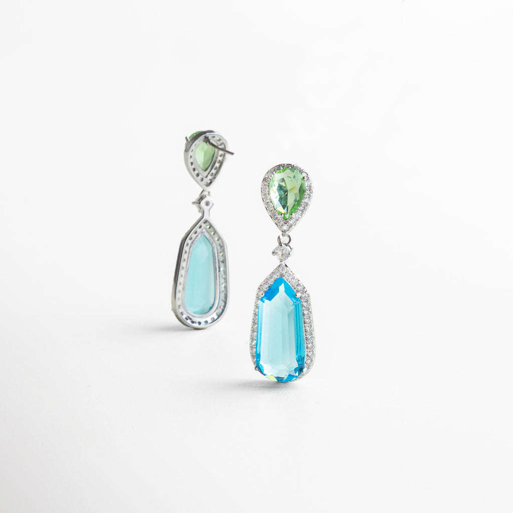 Aretes de 4.3 cm de largo en plata con incrustaciones de piedras coloridas, Pendientes medianos-largos con detalles en verde y azul sobre Plata 925, Escala de aretes colgantes con diseño estilizado y doble piedra, Dimensiones exactas de aretes elegantes con diamantes de laboratorio