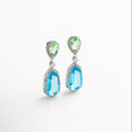 Aretes largos en plata con diamantes de laboratorio en verde peridoto y azul topacio, Pendientes elegantes en Plata 925 con doble piedra en tonos vibrantes, Aretes colgantes con diseño refinado y piedras de laboratorio multicolor, Joyas de noche en plata con incrustaciones de diamantes de laboratorio verdes y azules