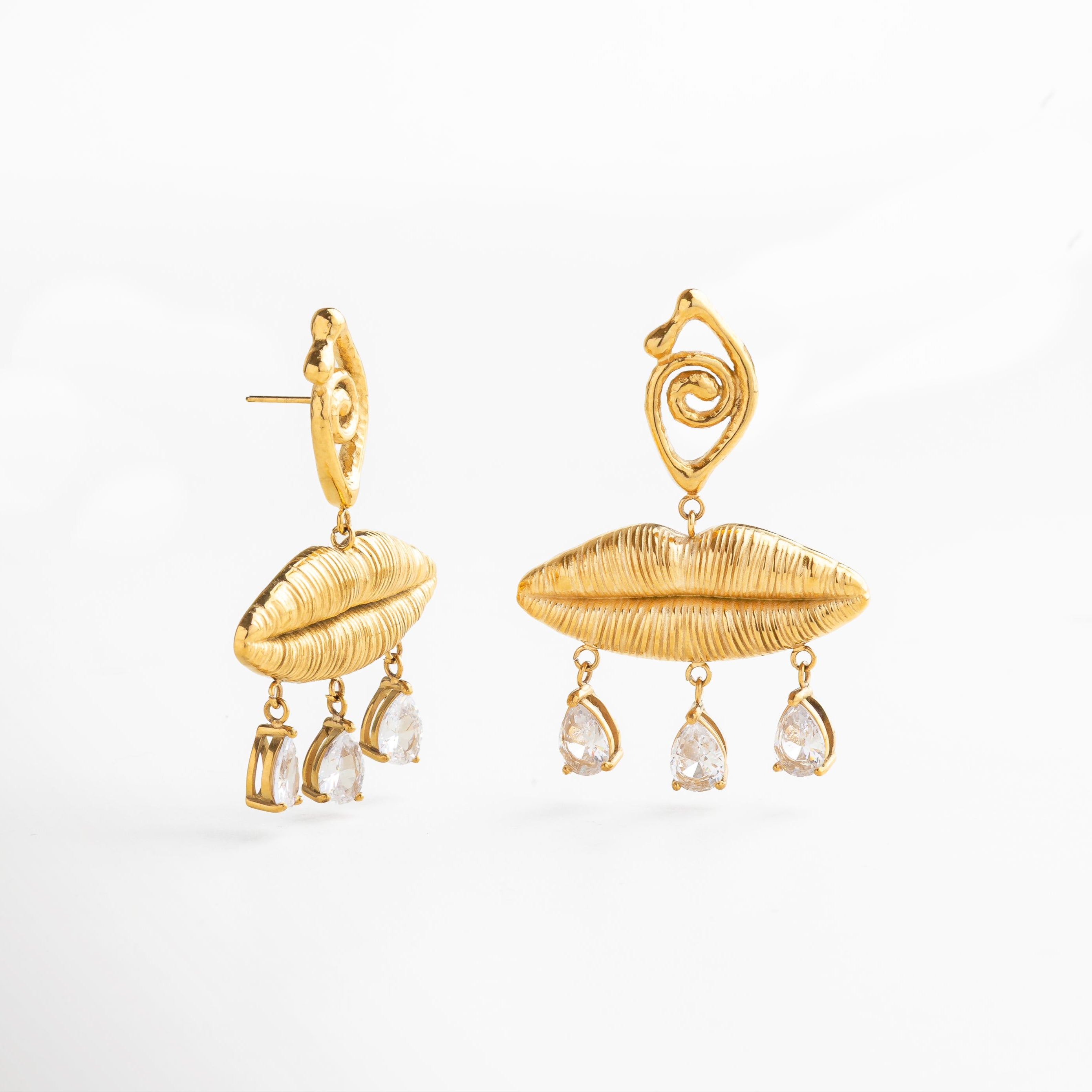 Cierre seguro para mantener el arete en su lugar, Diseño cómodo para uso prolongado pese a su tamaño, Aretes ligeros a pesar de su estructura statement, Pendientes fáciles de combinar con looks casuales o de noche, Pieza versátil para expresar un estilo atrevido y chic