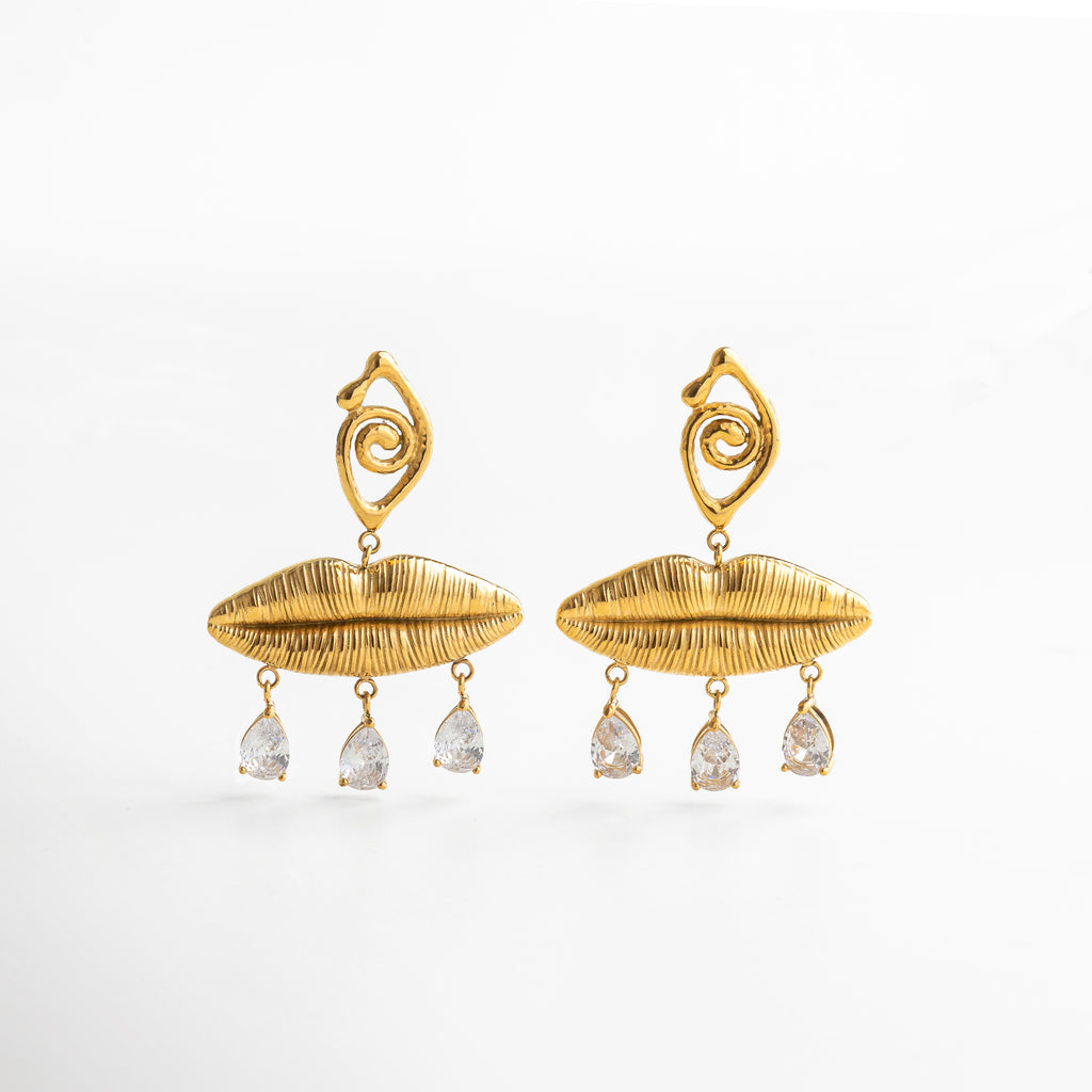 Aretes dorados con diseño de labios texturizados, Joyería creativa con detalles de zirconias colgantes, Pendientes de acero inoxidable 316 enchapados en oro 18K, Aretes statement con forma artística y divertida, Diseño llamativo y sofisticado para looks originales