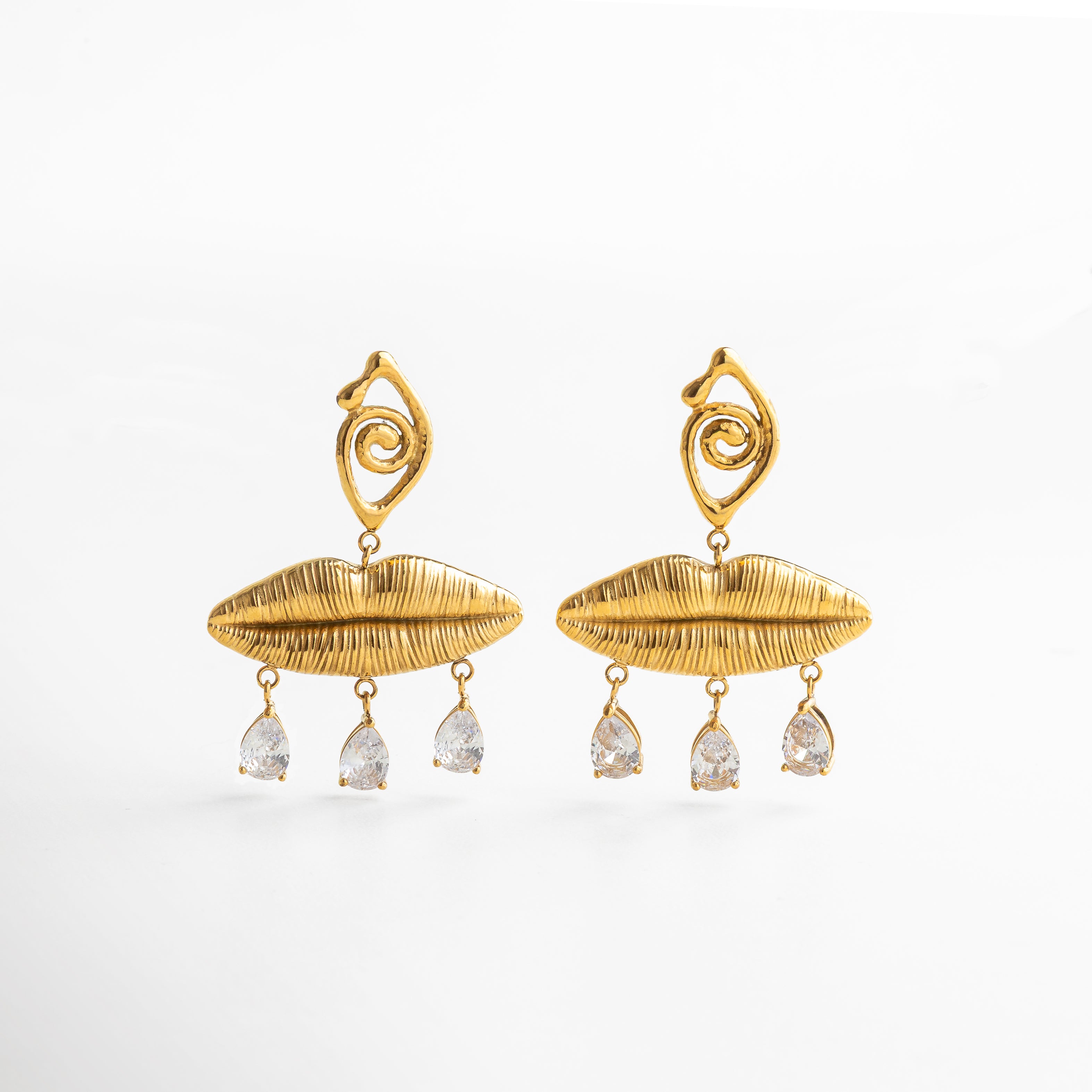 Aretes dorados con diseño de labios texturizados, Joyería creativa con detalles de zirconias colgantes, Pendientes de acero inoxidable 316 enchapados en oro 18K, Aretes statement con forma artística y divertida, Diseño llamativo y sofisticado para looks originales