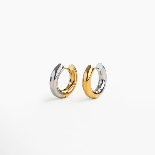 Cómo lucen las arracadas bitono dorado y plateado, Estilo diario con aretes redondos en dos tonos, Arracadas modernas bicolor en oreja, Look versátil con pendientes metálicos combinados, Inspiración de uso con arracadas de acero bitono

