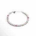 Perspectiva angular de pulsera de plata resaltando el brillo de las circonias bajo la luz, Pulsera de lujo accesible en oro blanco con piedras de colores, vista de 45 grados, Brazalete brillante de plata ley 925 con diseño "Pastel Rainbow", Joyería de tendencia: pulsera delgada plateada con circonias de corte baguette y redondo, Vista lateral de pulsera multicolor mostrando el relieve y brillo de los cristales.