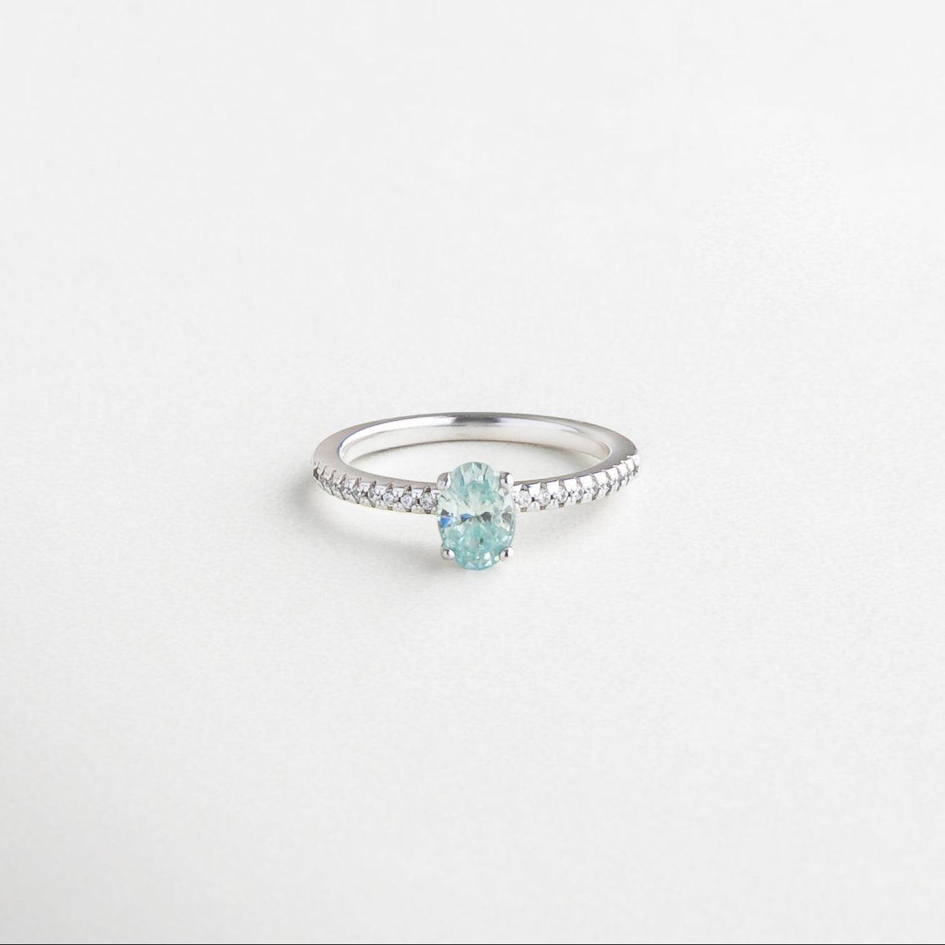 Anillo de plata con piedra celeste, Anillo en Plata 925 con moissanita azul clara, Diseño delicado con moissanita ovalada, Anillo elegante con piedra celeste