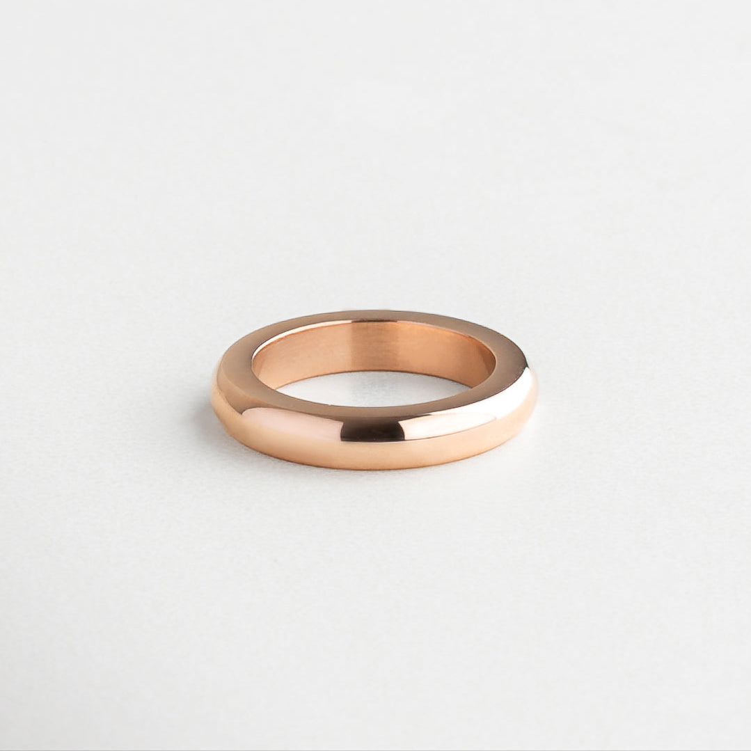 Set de anillos dorados en diferentes tonos usados en mano, Combinación de anillos apilados para look moderno, Anillos minimalistas en uso diario, Estilo versátil con anillos en tres tonos metálicos