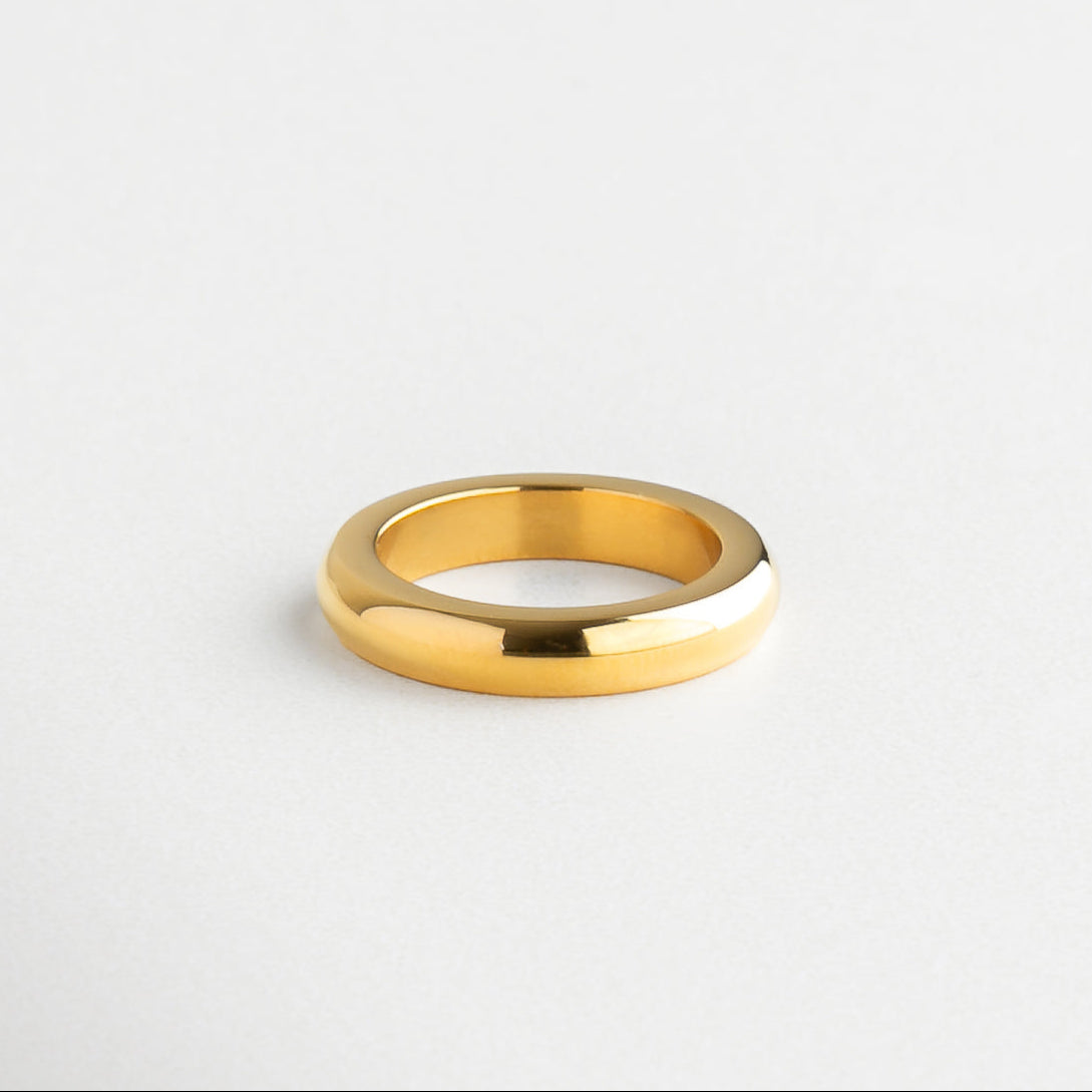 Detalle de anillos dorados con acabados mixtos, Textura y brillo de anillos en oro rosa, blanco y amarillo, Acabado liso y pulido de set de anillos, Acero inoxidable con baño en tres tonos metálicos