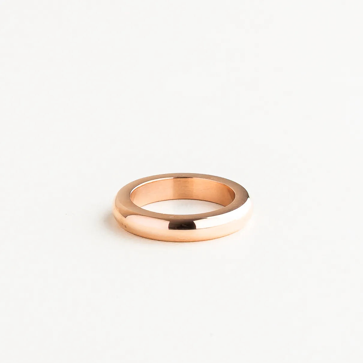 Anillo liso rose gold con diseño clásico y acabado brillante, ideal para looks delicados y sofisticados.