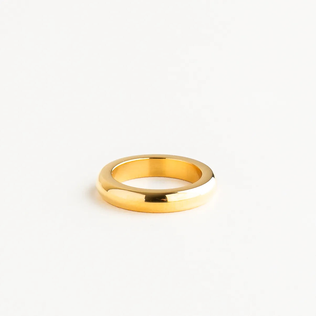Anillo liso dorado minimalista con silueta clásica y pulido brillante, perfecto para uso diario o stacking.