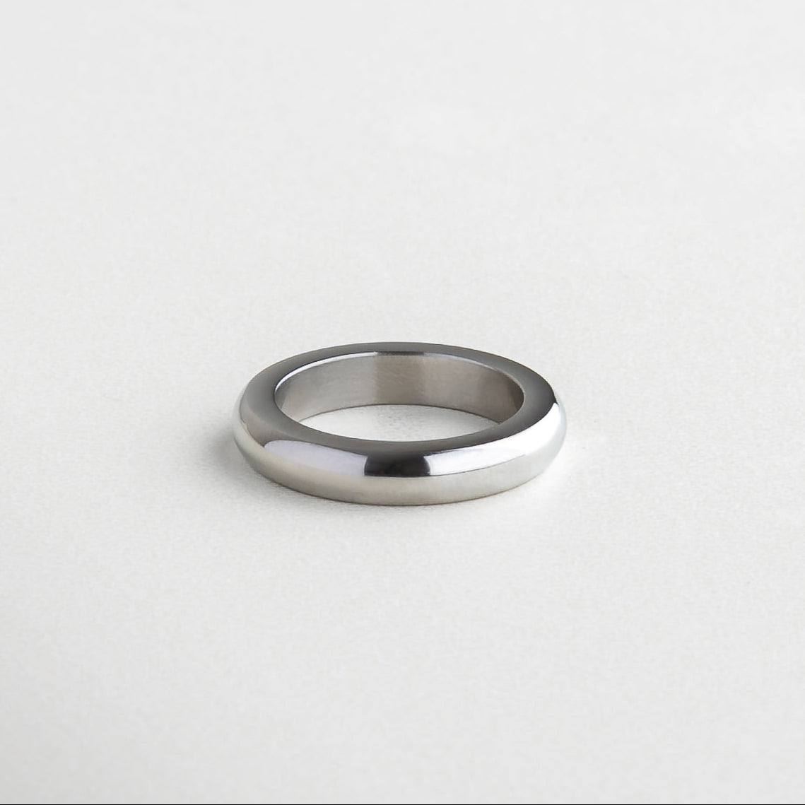 Vista lateral de set de anillos apilables, Anillos delgados en tonos dorado, rosa y blanco, Diseño minimalista en acero inoxidable triple, Perfil moderno de anillos Gin Triple