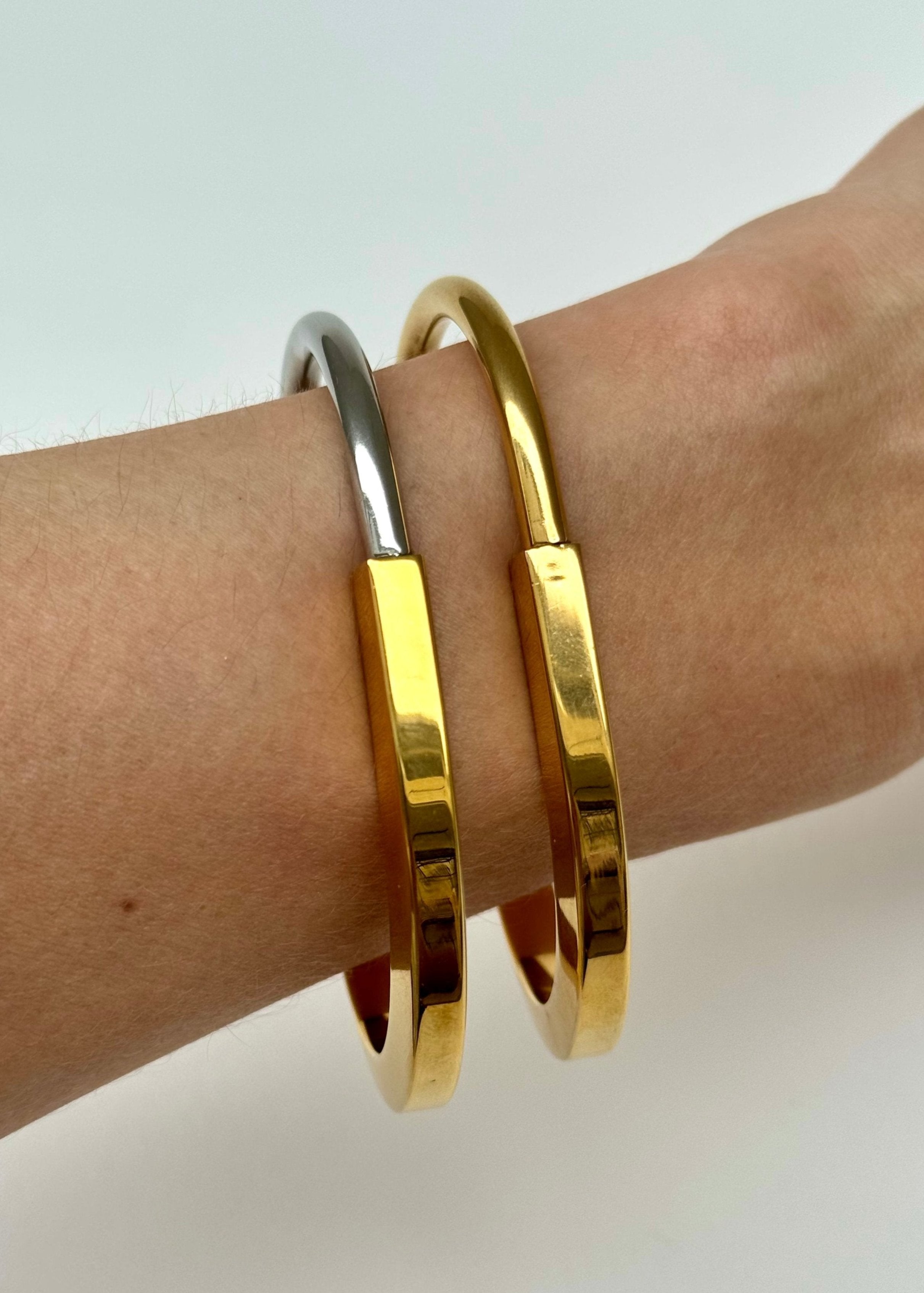 Ajuste perfecto en muñeca femenina, Complemento elegante para looks formales y casuales, Destaca por su diseño contemporáneo y audaz, Combina con otras piezas doradas o accesorios neutros, Añade un toque de fuerza y sofisticación, Ideal para eventos especiales y uso diario