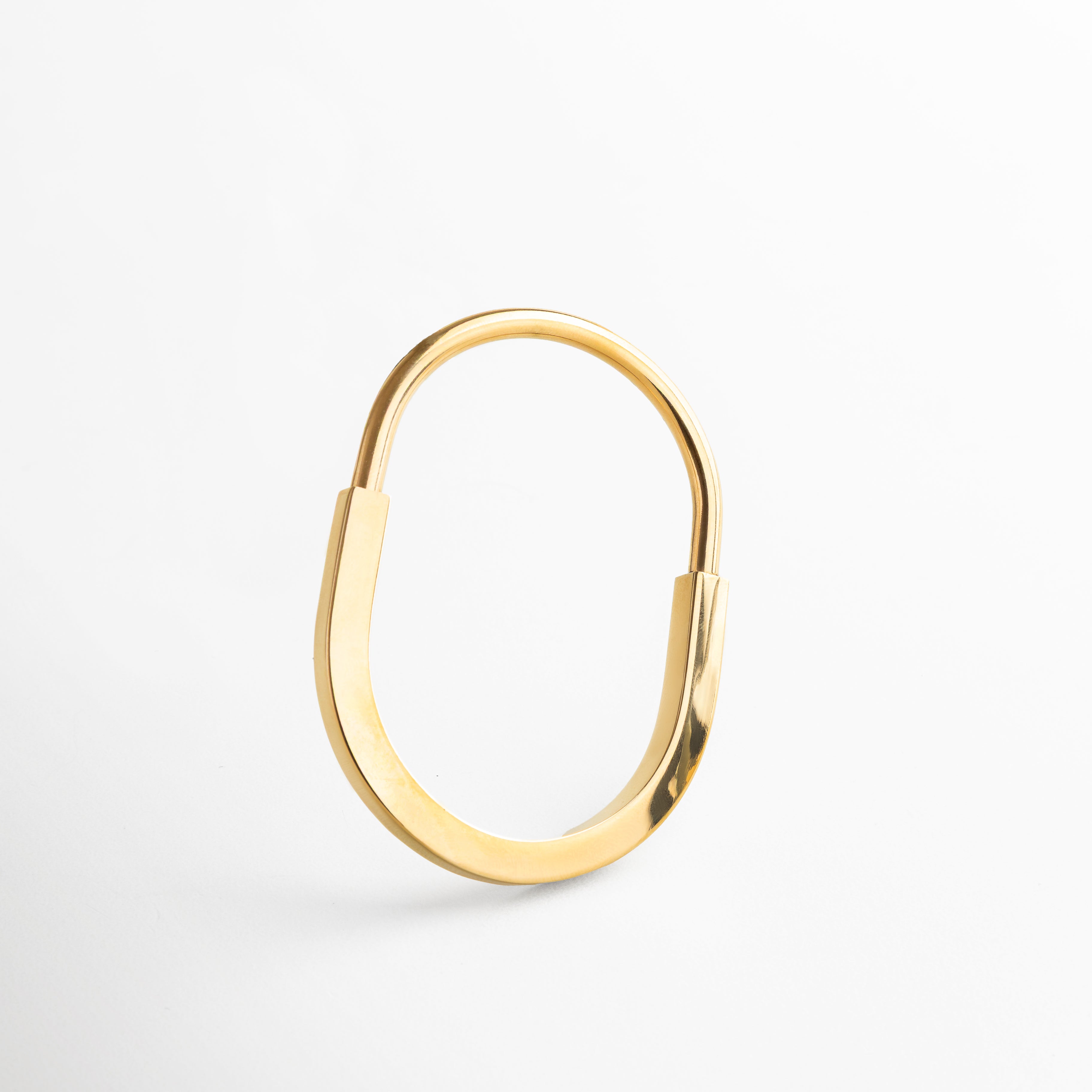 Acabado pulido con brillo intenso, Material resistente y duradero, Bordes suaves y bien terminados, Textura lisa y uniforme, Reflejo dorado intenso, Diseño minimalista con carácter, Detalle de recubrimiento homogéneo