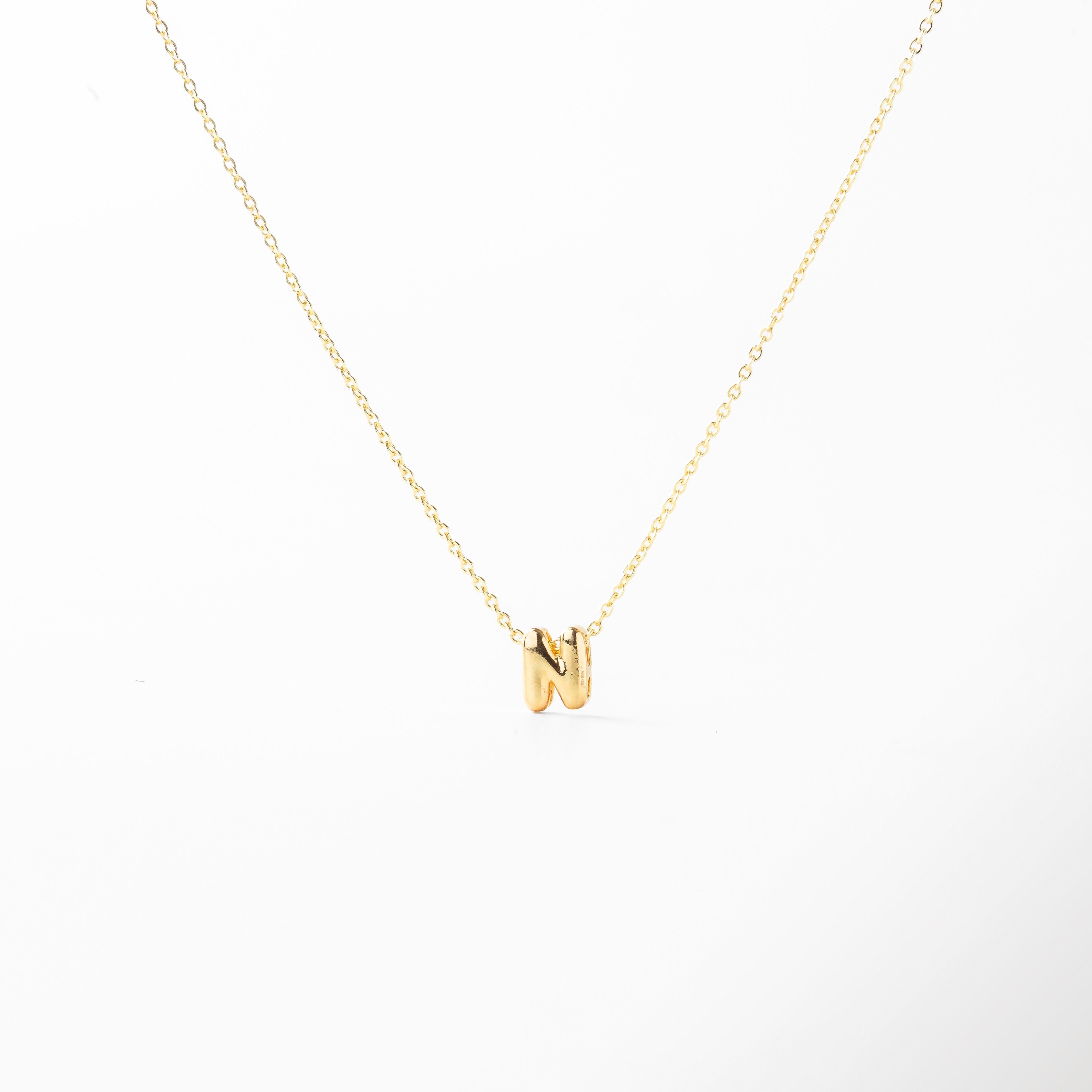 collar con letra inicial N en oro 18K mini bold, collar dorado con dije de letra inicial N, collar personalizado con inicial en oro, collar con letra colgante minimalista, collar con inicial chapado en oro 18K
