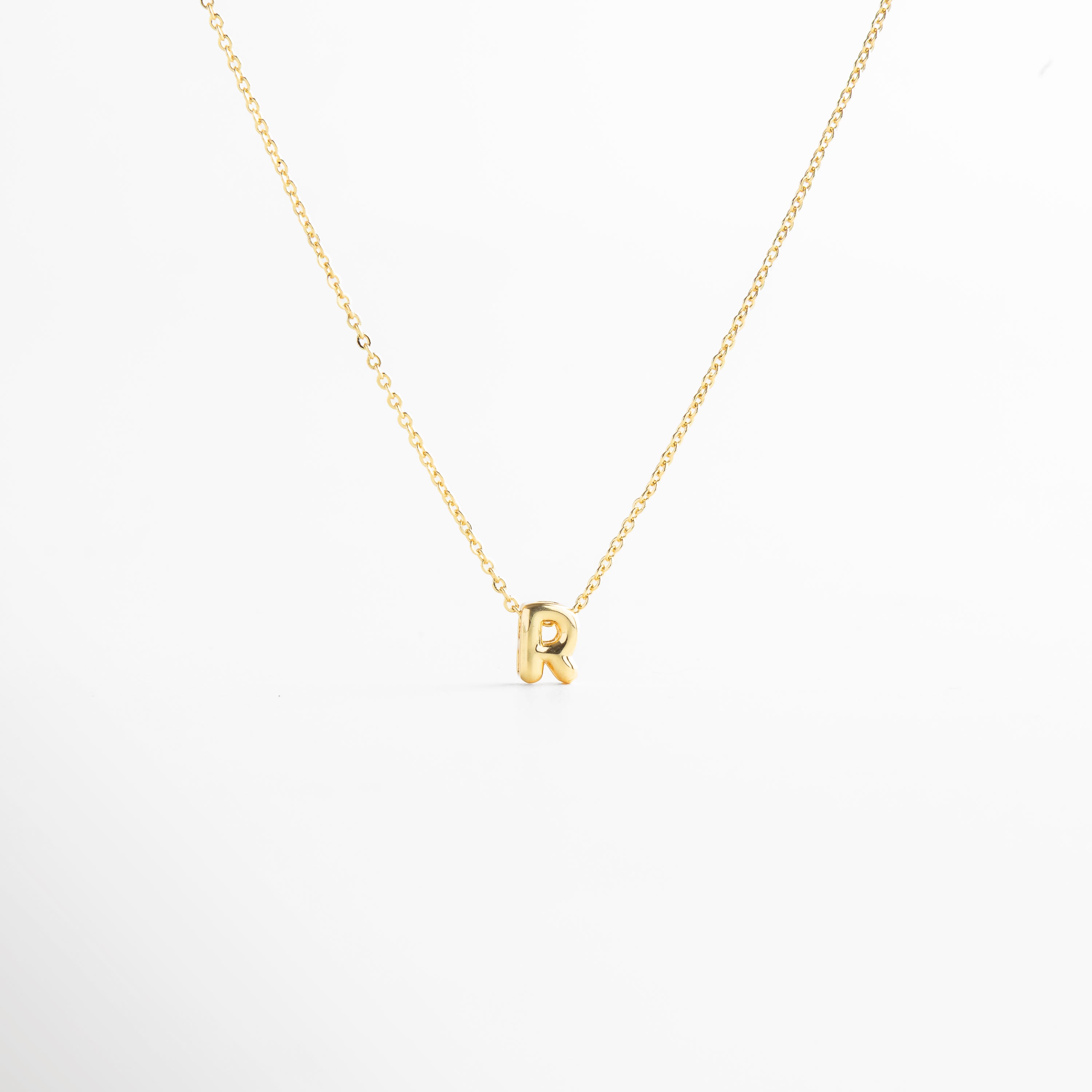 collar con letra inicial R en oro 18K mini bold, collar dorado con dije de letra inicial R, collar personalizado con inicial en oro, collar con letra colgante minimalista, collar con inicial chapado en oro 18K