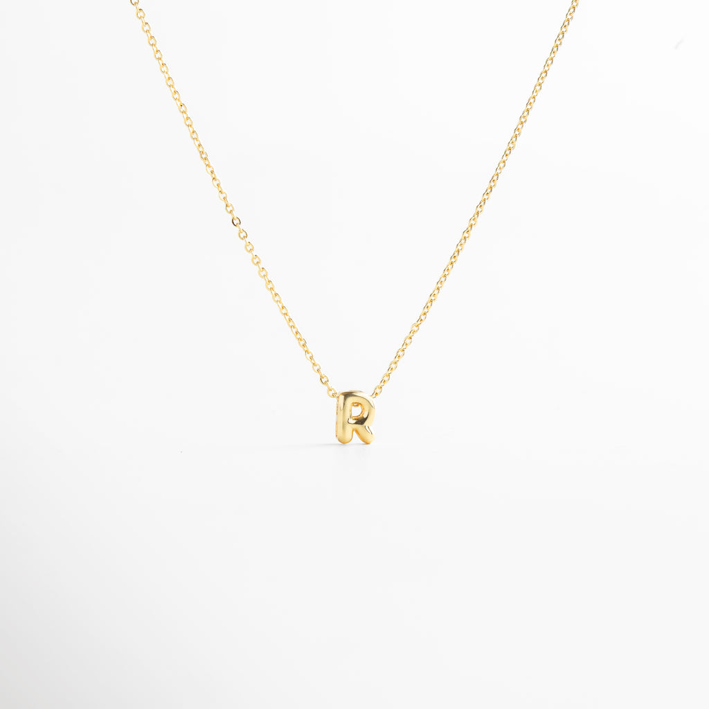 collar con letra inicial R en oro 18K mini bold, collar dorado con dije de letra inicial R, collar personalizado con inicial en oro, collar con letra colgante minimalista, collar con inicial chapado en oro 18K