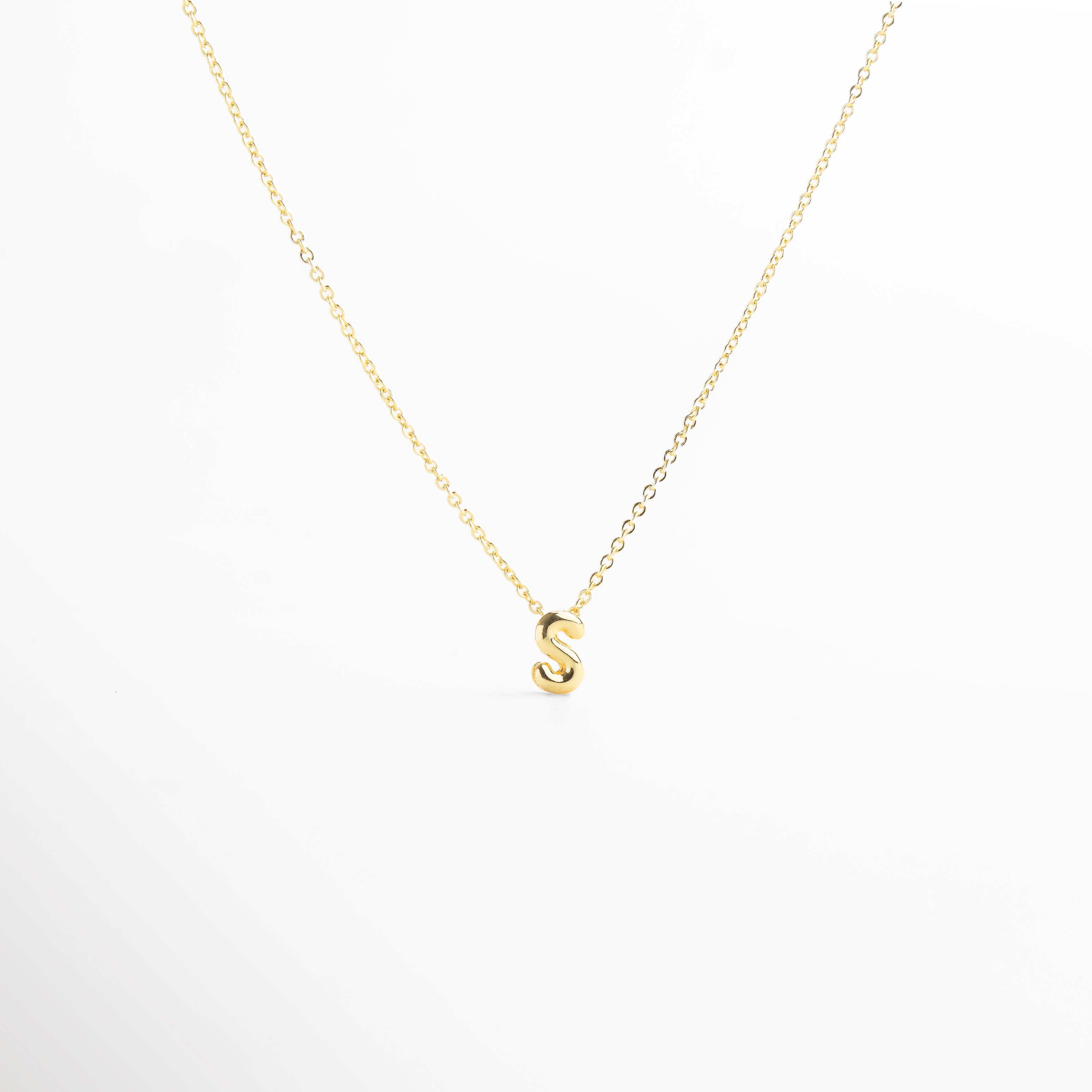 collar con letra inicial S en oro 18K mini bold, collar dorado con dije de letra inicial S, collar personalizado con inicial en oro, collar con letra colgante minimalista, collar con inicial chapado en oro 18K