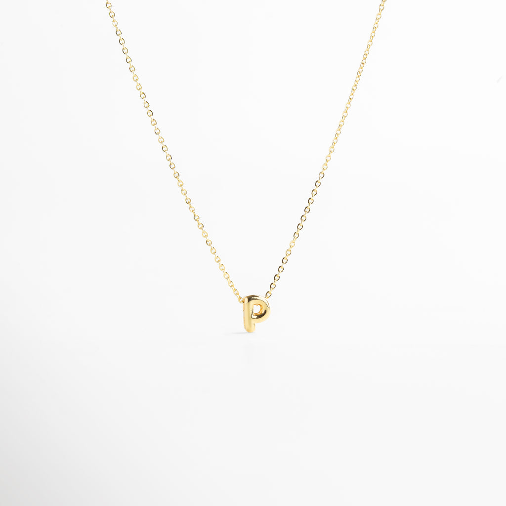 collar con letra inicial P en oro 18K mini bold, collar dorado con dije de letra inicial P, collar personalizado con inicial en oro, collar con letra colgante minimalista, collar con inicial chapado en oro 18K