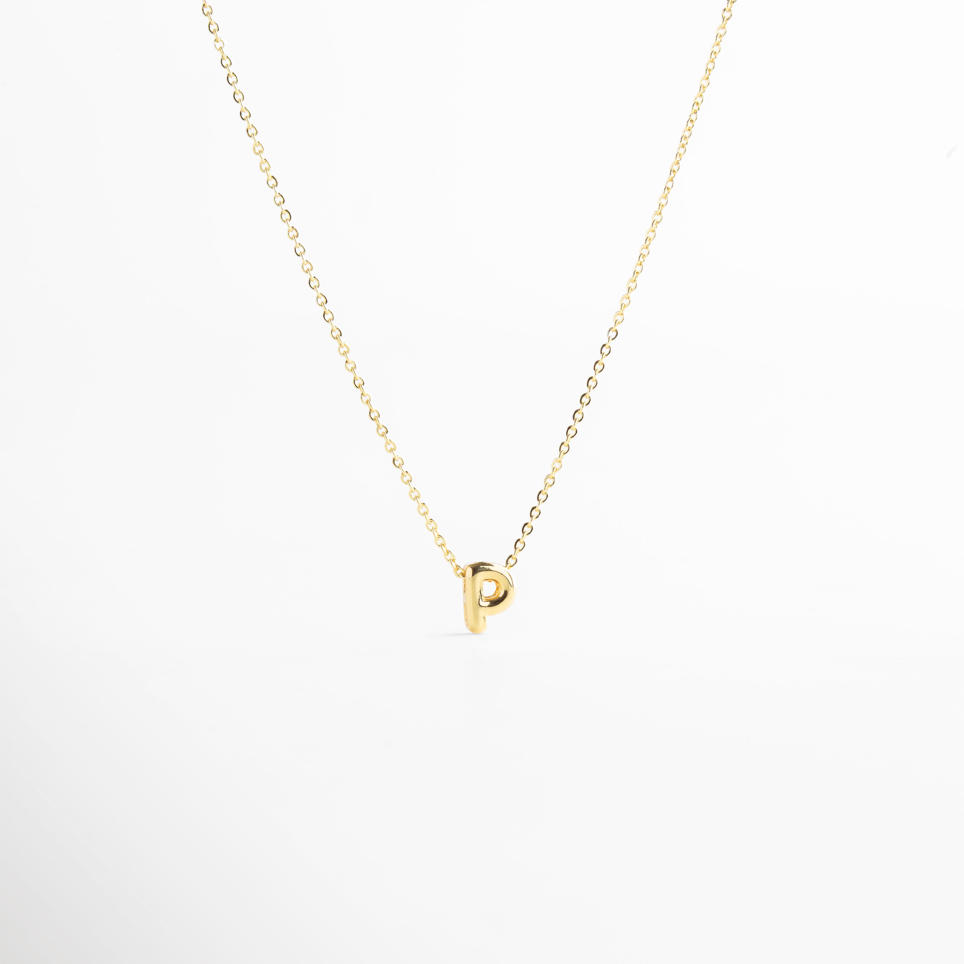 collar con letra inicial P en oro 18K mini bold, collar dorado con dije de letra inicial P, collar personalizado con inicial en oro, collar con letra colgante minimalista, collar con inicial chapado en oro 18K