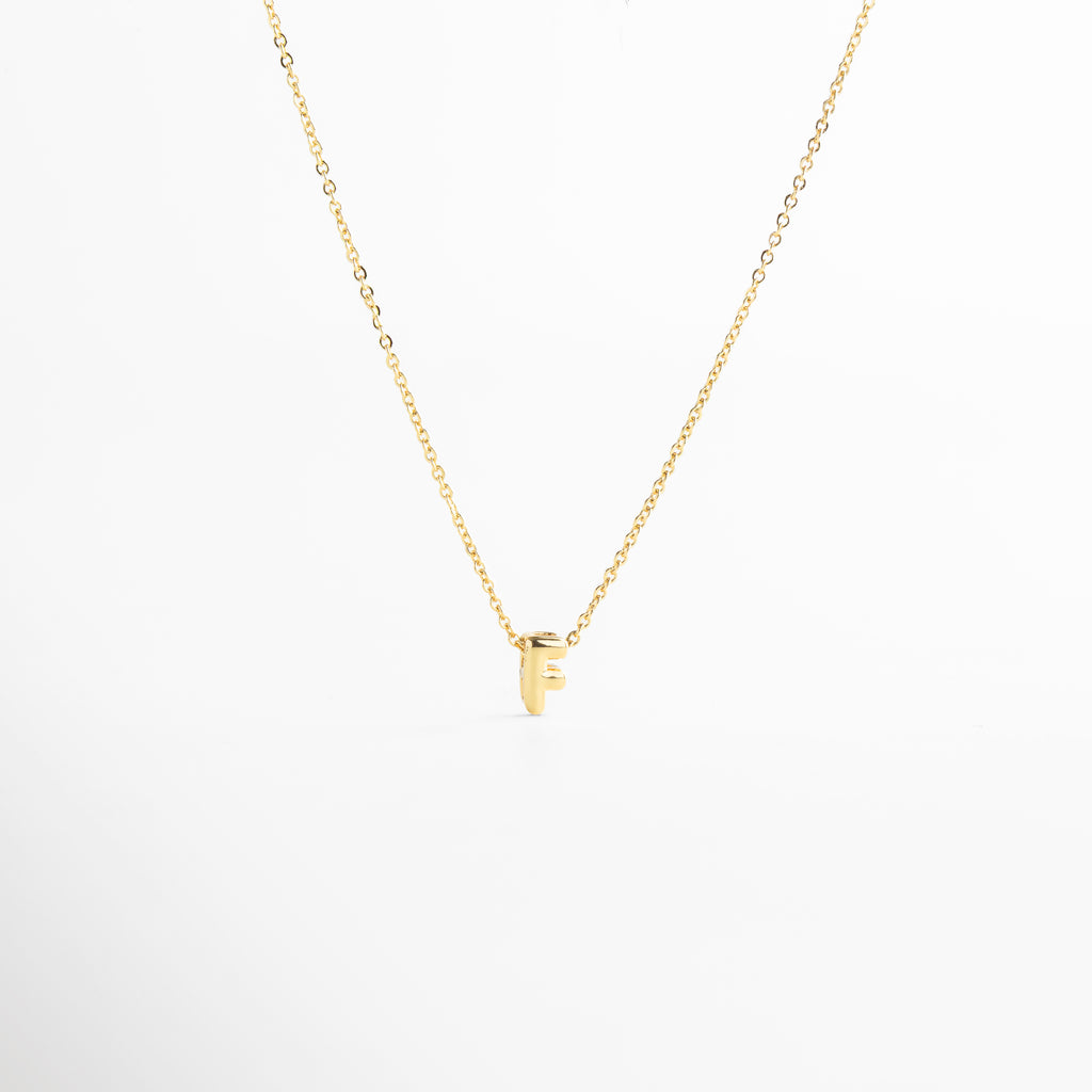 collar con letra inicial F en oro 18K mini bold, collar dorado con dije de letra inicial F, collar personalizado con inicial en oro, collar con letra colgante minimalista, collar con inicial chapado en oro 18K