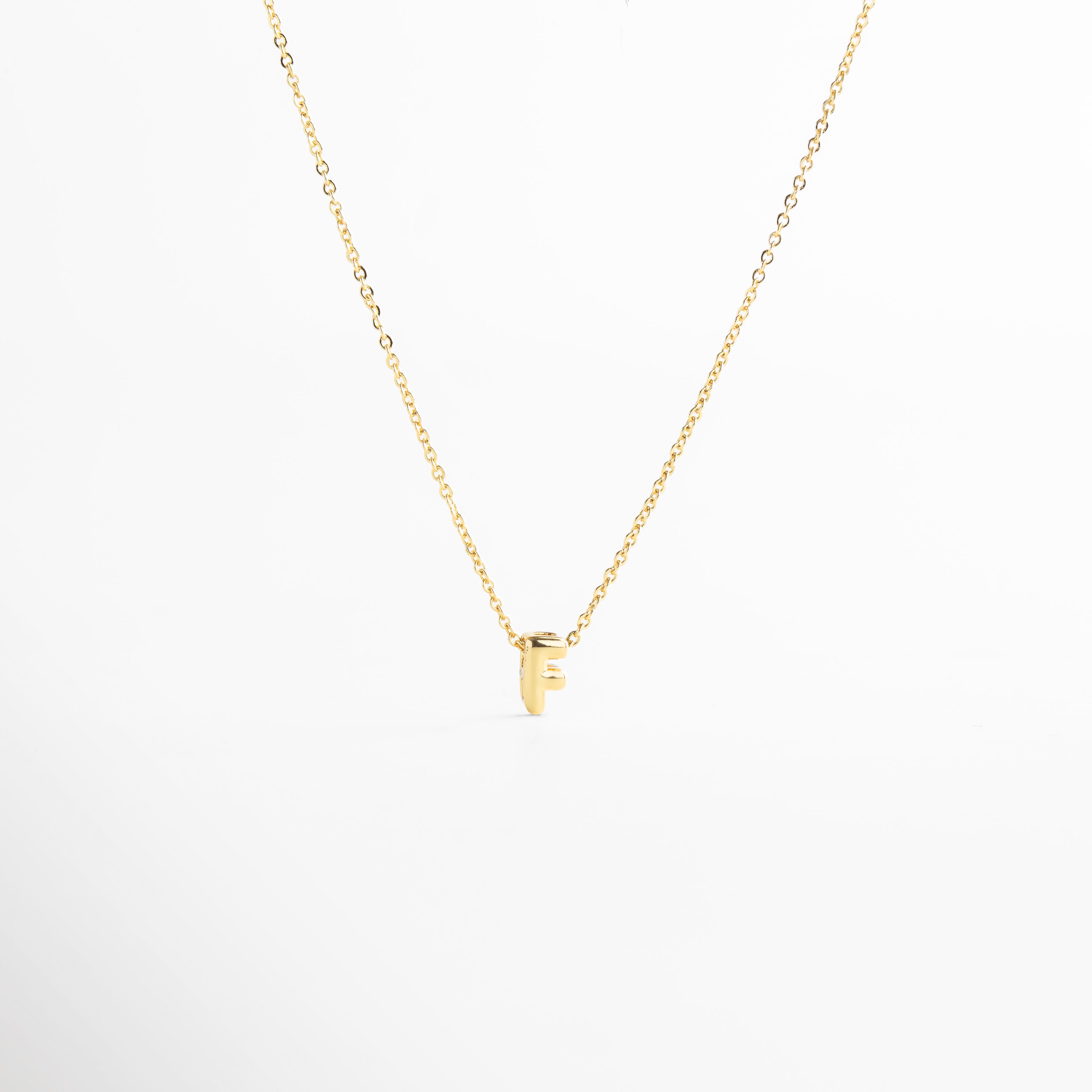collar con letra inicial F en oro 18K mini bold, collar dorado con dije de letra inicial F, collar personalizado con inicial en oro, collar con letra colgante minimalista, collar con inicial chapado en oro 18K