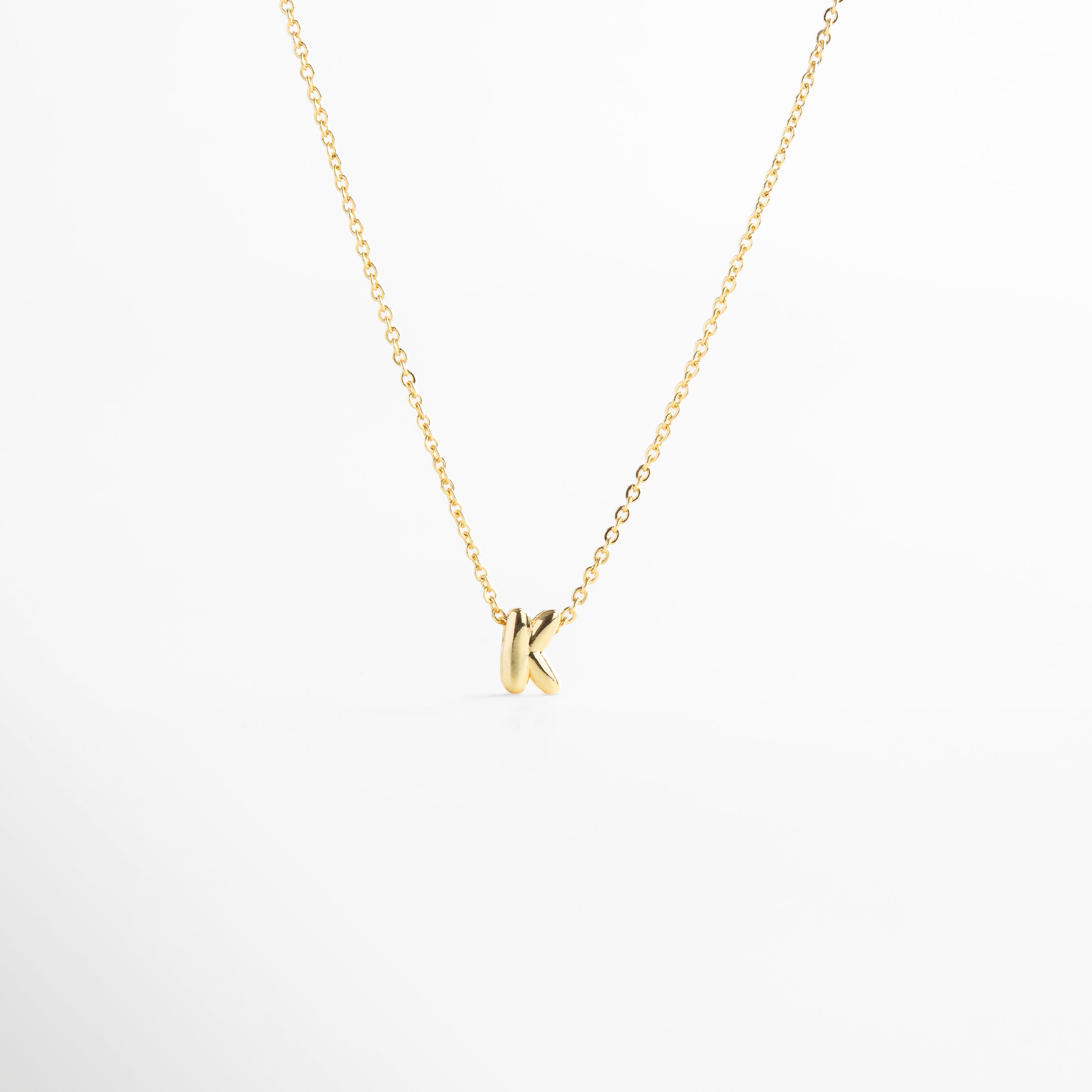 collar con letra inicial K en oro 18K mini bold, collar dorado con dije de letra inicial K, collar personalizado con inicial en oro, collar con letra colgante minimalista, collar con inicial chapado en oro 18K
