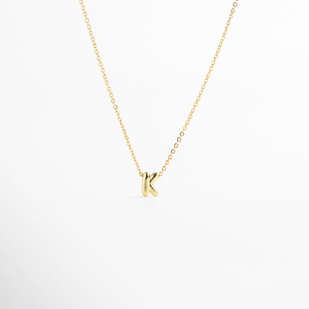 collar con letra inicial K en oro 18K mini bold, collar dorado con dije de letra inicial K, collar personalizado con inicial en oro, collar con letra colgante minimalista, collar con inicial chapado en oro 18K