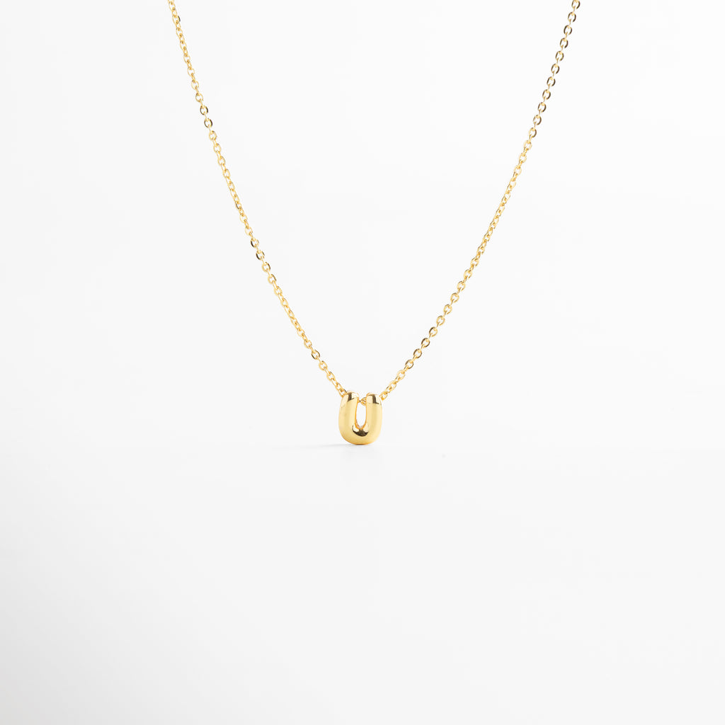 collar con letra inicial U en oro 18K mini bold, collar dorado con dije de letra inicial U, collar personalizado con inicial en oro, collar con letra colgante minimalista, collar con inicial chapado en oro 18K