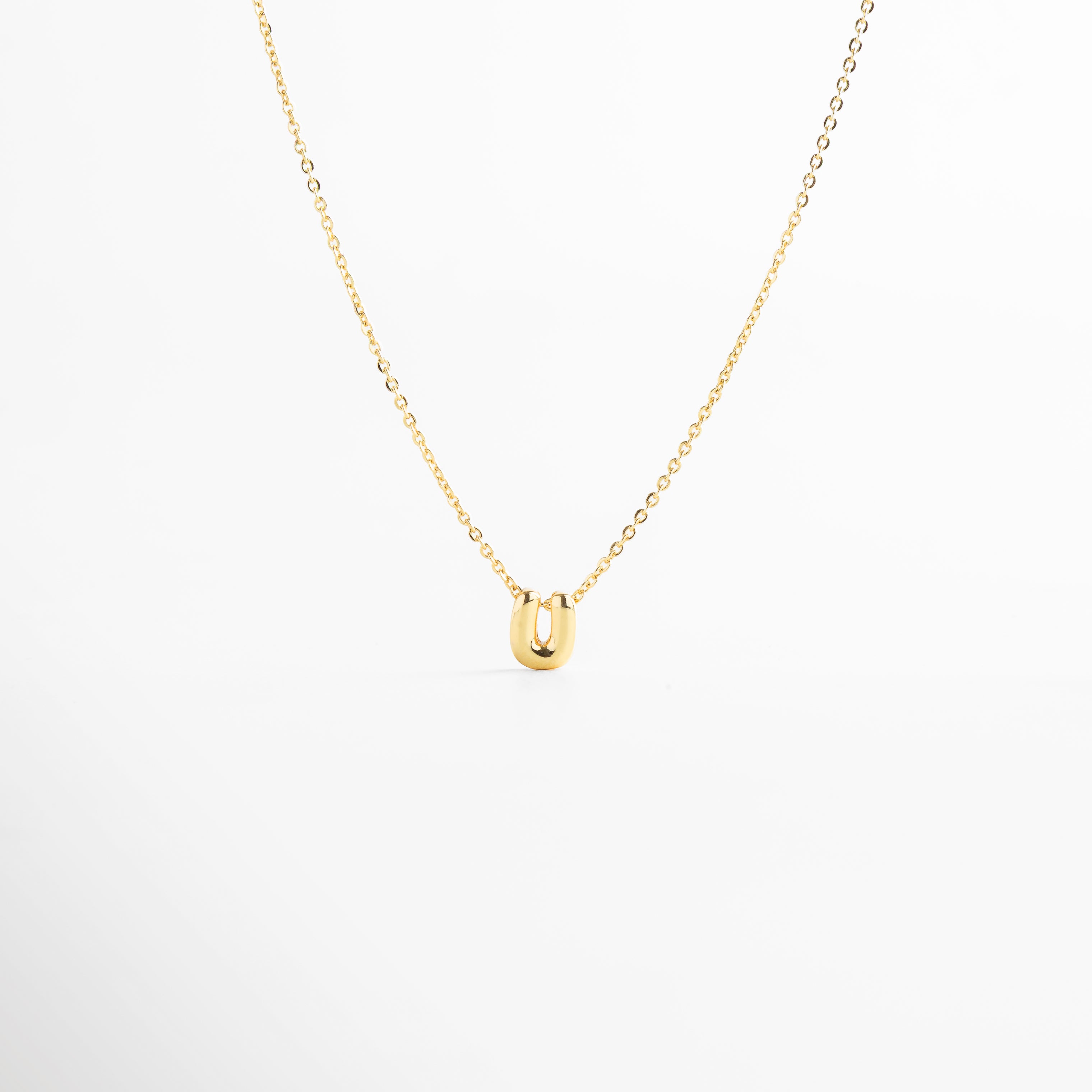 collar con letra inicial U en oro 18K mini bold, collar dorado con dije de letra inicial U, collar personalizado con inicial en oro, collar con letra colgante minimalista, collar con inicial chapado en oro 18K